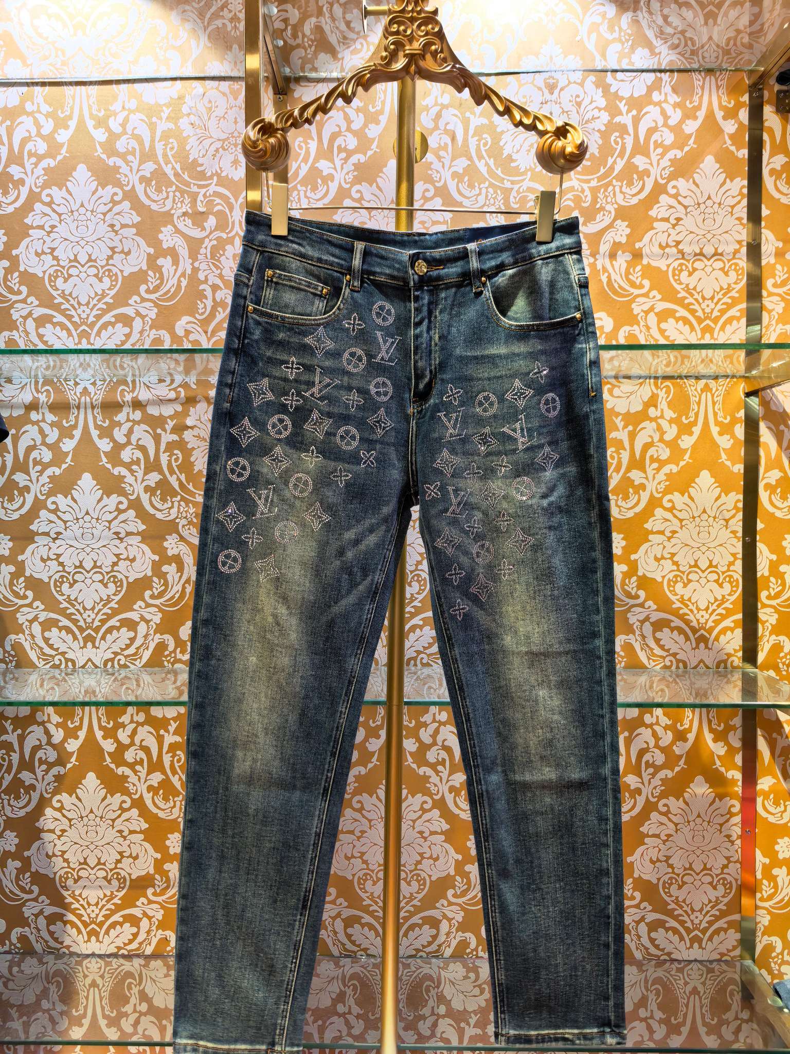NO:784575,Counter synchronization LV 2026 new jeans, perfect blue wash, LV's latest technology hot diamond, one-to-one hardware restoration, slim-fitting small straight pants color: blue, code number: 30-38, Louis Vuitton-clothing, louis vuitton, louis vuitton, jeans,19860909专柜同步 LV 2026新款牛仔裤 完美蓝色水洗 lv最新工艺烫钻 五金一比一还原 修身小直筒裤型 颜色:蓝色 码数:30-38,路易威登-服装,louis vuitton,louis vuitton,jeans,,Women's clothing