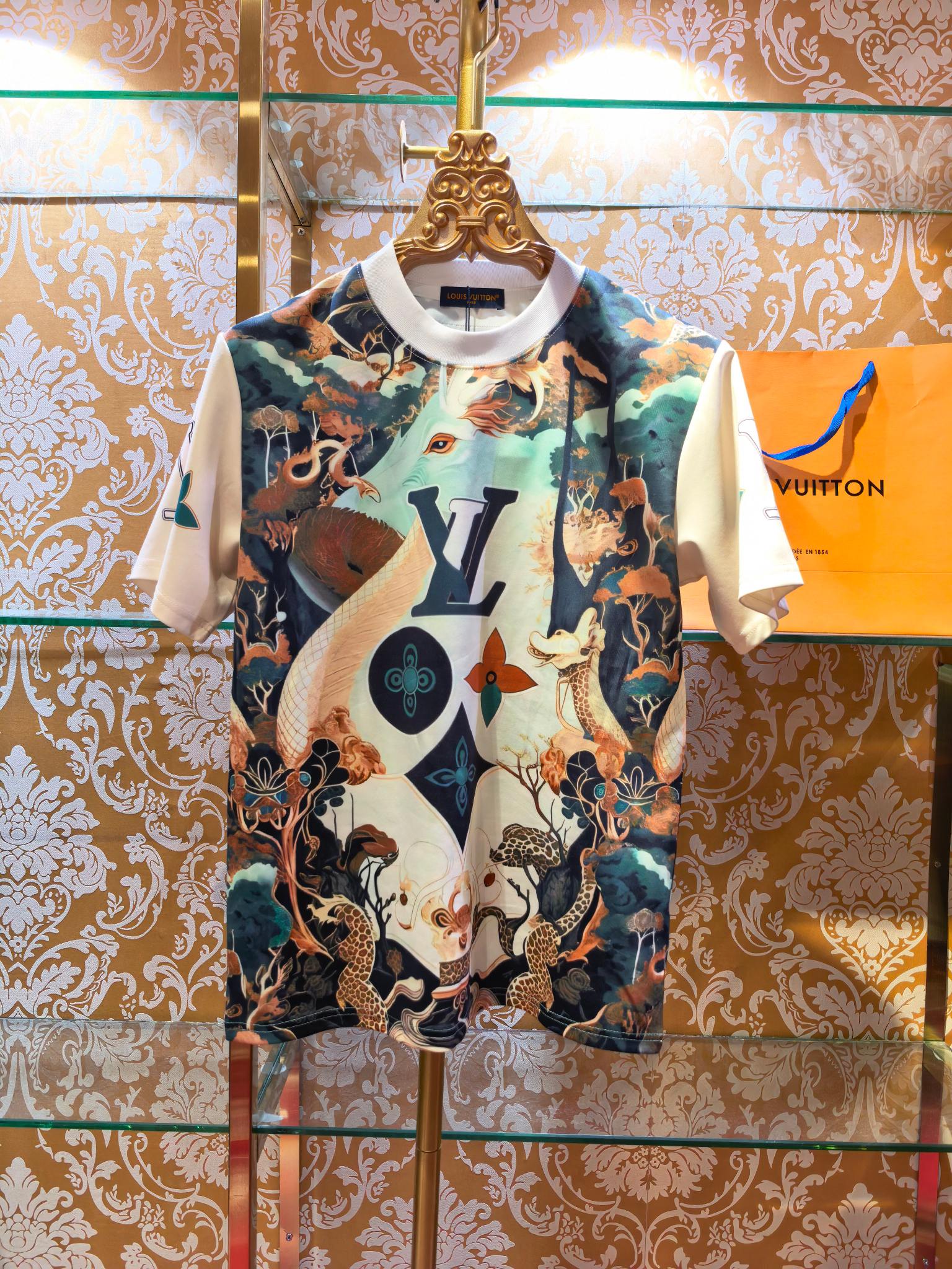 NO:786685,LOUIS VUITTON 26 new spring and summer short-sleeved fantasy national style printed short-sleeved suit, 260 grams of Cuban cotton. It combines the brand's classic logo and fantasy national style printing design. The suit is easy to match, has high brand recognition and artistic personality, and has outstanding texture. Slim fit size s m L xL, Louis Vuitton-clothing, louis vuitton, louis vuitton, T-shirt,19860909LOUIS VUITTON 26春夏新款短袖 奇幻国风印花短袖套装,260克古巴棉 融合品牌经典标识与奇幻国风印花设计,套装搭配便捷,兼具高品牌辨识度与艺术个性,质感出众 修身版型 码数 s m L xL,路易威登-服装,louis vuitton,louis vuitton,T-shirt,,Women's clothing