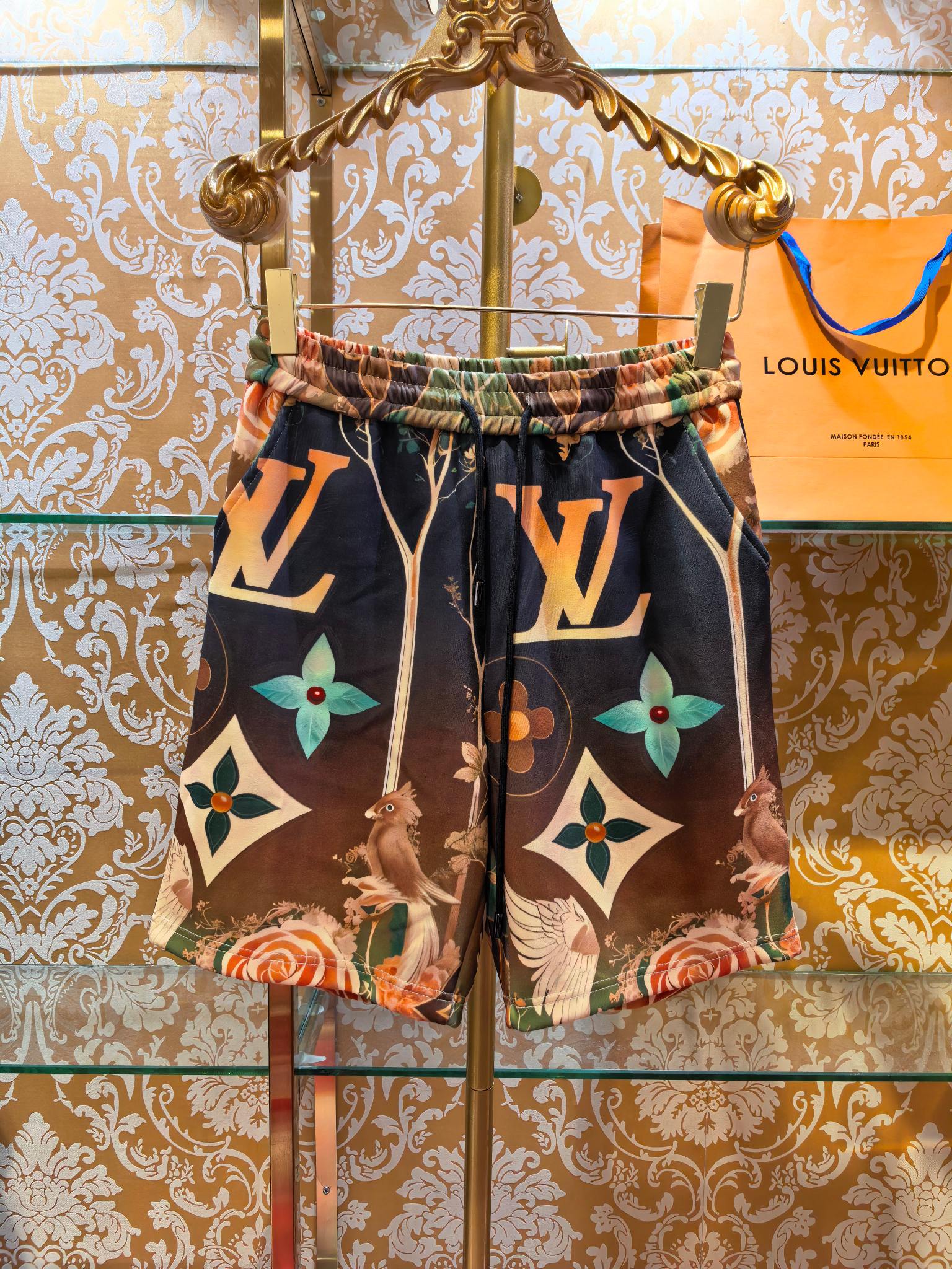 NO:786650,LOUIS VUITTON 26 new spring and summer short-sleeved fantasy national style printed shorts suit, 260 grams of Cuban cotton. It combines the brand's classic logo and fantasy national style printing design. The suit is easy to match, has high brand recognition and artistic personality, and has outstanding texture. Slim fit size s m L xL, Louis Vuitton-clothing, louis vuitton, louis vuitton, shorts, T-shirt,19860909LOUIS VUITTON 26春夏新款短袖 奇幻国风印花短裤套装,260克古巴棉 融合品牌经典标识与奇幻国风印花设计,套装搭配便捷,兼具高品牌辨识度与艺术个性,质感出众 修身版型 码数 s m L xL,路易威登-服装,louis vuitton,louis vuitton,shorts,T-shirt,,Women's clothing