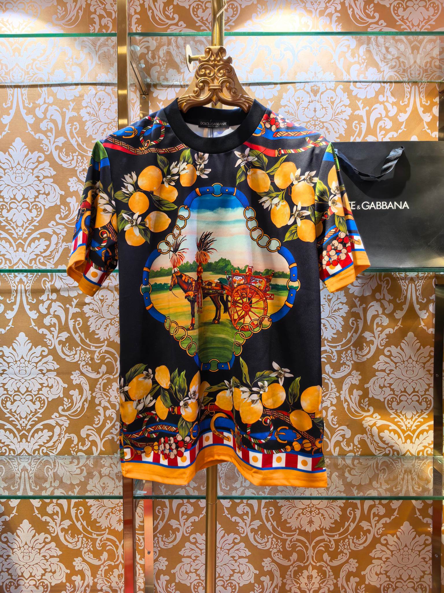 NO:784564,DOLCE&GABBANA 2026 spring and summer new short-sleeved Sicilian-style printed short-sleeved suit has a light luxury brand texture, using a retro gorgeous Sicilian carriage + lemon flower all-over print design. The suit is easy to match and worry-free. The fabric is smooth and suitable for summer wear. The style is unique and eye-catching. Slim fit code number 46 48 50 52, Dolce & Gabbana-clothing, Dolce&Gabbana, Dolce&Gabbana, T-shirt,19860909DOLCE&GABBANA 2026春夏新款短袖 西西里风印花短袖套装 拥有轻奢品牌质感,采用复古华丽的西西里马车+柠檬花卉满印设计,套装搭配便捷省心,面料顺滑适配夏日穿搭,风格独特吸睛 修身版型 码数46 48 50 52,杜嘉班纳-服装,Dolce&Gabbana,Dolce&Gabbana,T-shirt,,Women's clothing