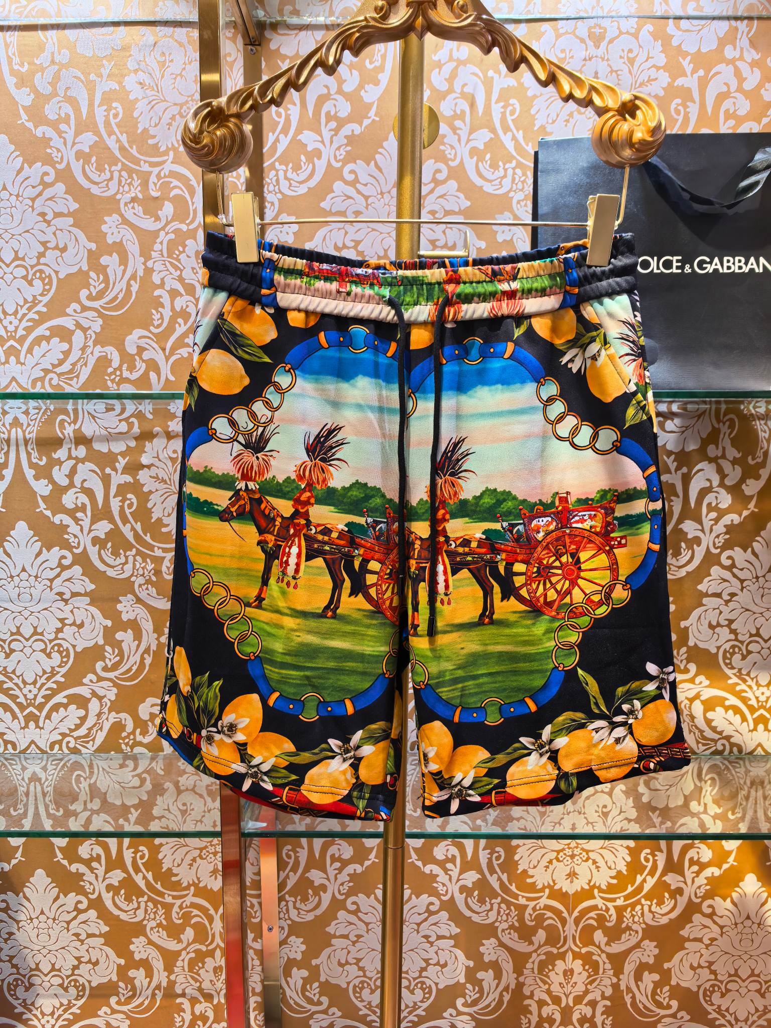 NO:784570,DOLCE&GABBANA 2026 spring and summer new short-sleeved Sicilian style printed shorts suit has a light luxury brand texture, using a retro gorgeous Sicilian carriage + lemon flower all-over design. The suit is easy to match and worry-free. The fabric is smooth and suitable for summer wear. The style is unique and eye-catching. Slim fit size 46 48 50 52, Dolce & Gabbana-clothing, Dolce&Gabbana, Dolce&Gabbana, shorts, T-shirt,19860909DOLCE&GABBANA 2026春夏新款短袖 西西里风印花短裤套装 拥有轻奢品牌质感,采用复古华丽的西西里马车+柠檬花卉满印设计,套装搭配便捷省心,面料顺滑适配夏日穿搭,风格独特吸睛 修身版型 码数46 48 50 52,杜嘉班纳-服装,Dolce&Gabbana,Dolce&Gabbana,shorts,T-shirt,,Women's clothing