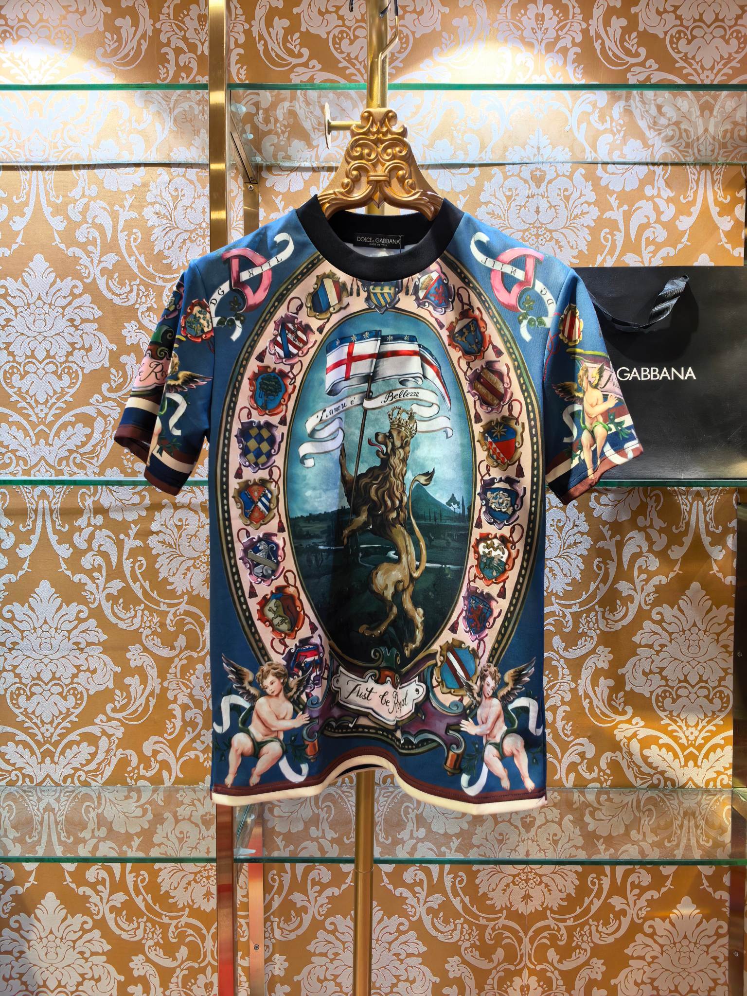 NO:784552,DOLCE&GABBANA 2026 New Style Retro Palace Style Printed Short Sleeve [Produced by an Italian high-end brand, using a retro palace style exquisite full-print design, angels and other gorgeous elements, with strong visual impact; the suit is worry-free to match, showing luxury personality and fashionable uniqueness. Slim version code number 46 48 50 52, Dolce & Gabbana-clothing, Dolce&Gabbana, Dolce&Gabbana, T-shirt,19860909DOLCE&GABBANA 2026新款 复古宫廷风印花短袖【意大利高端品牌出品,采用复古宫廷风格精致满印设计,天使等华丽元素,视觉冲击力强；套装搭配省心,尽显奢华个性,兼具时尚独特性 修身版型 码数46 48 50 52,杜嘉班纳-服装,Dolce&Gabbana,Dolce&Gabbana,T-shirt,,Women's clothing