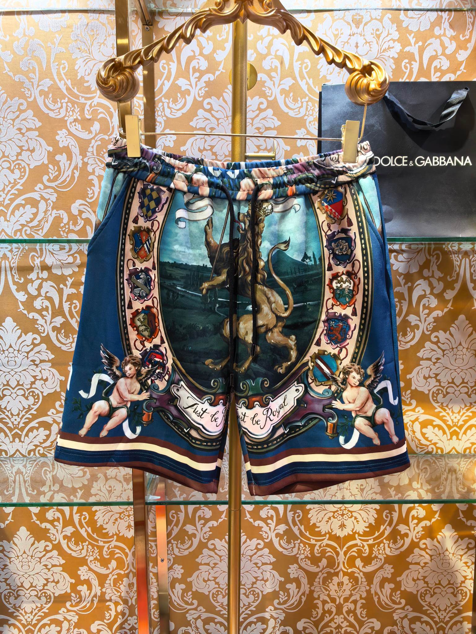 NO:784558,DOLCE&GABBANA 2026 New Retro Palace Style Printed Shorts [Produced by an Italian high-end brand, using a retro palace style exquisite all-over print design, angels and other gorgeous elements, with strong visual impact; the suit is easy to match, showing luxurious personality and fashionable uniqueness. Slim version code number 46 48 50 52, Dolce&Gabbana-clothing, Dolce&Gabbana, Dolce&Gabbana, shorts,19860909DOLCE&GABBANA 2026新款 复古宫廷风印花短裤【意大利高端品牌出品,采用复古宫廷风格精致满印设计,天使等华丽元素,视觉冲击力强；套装搭配省心,尽显奢华个性,兼具时尚独特性 修身版型 码数46 48 50 52,杜嘉班纳-服装,Dolce&Gabbana,Dolce&Gabbana,shorts,,Women's clothing