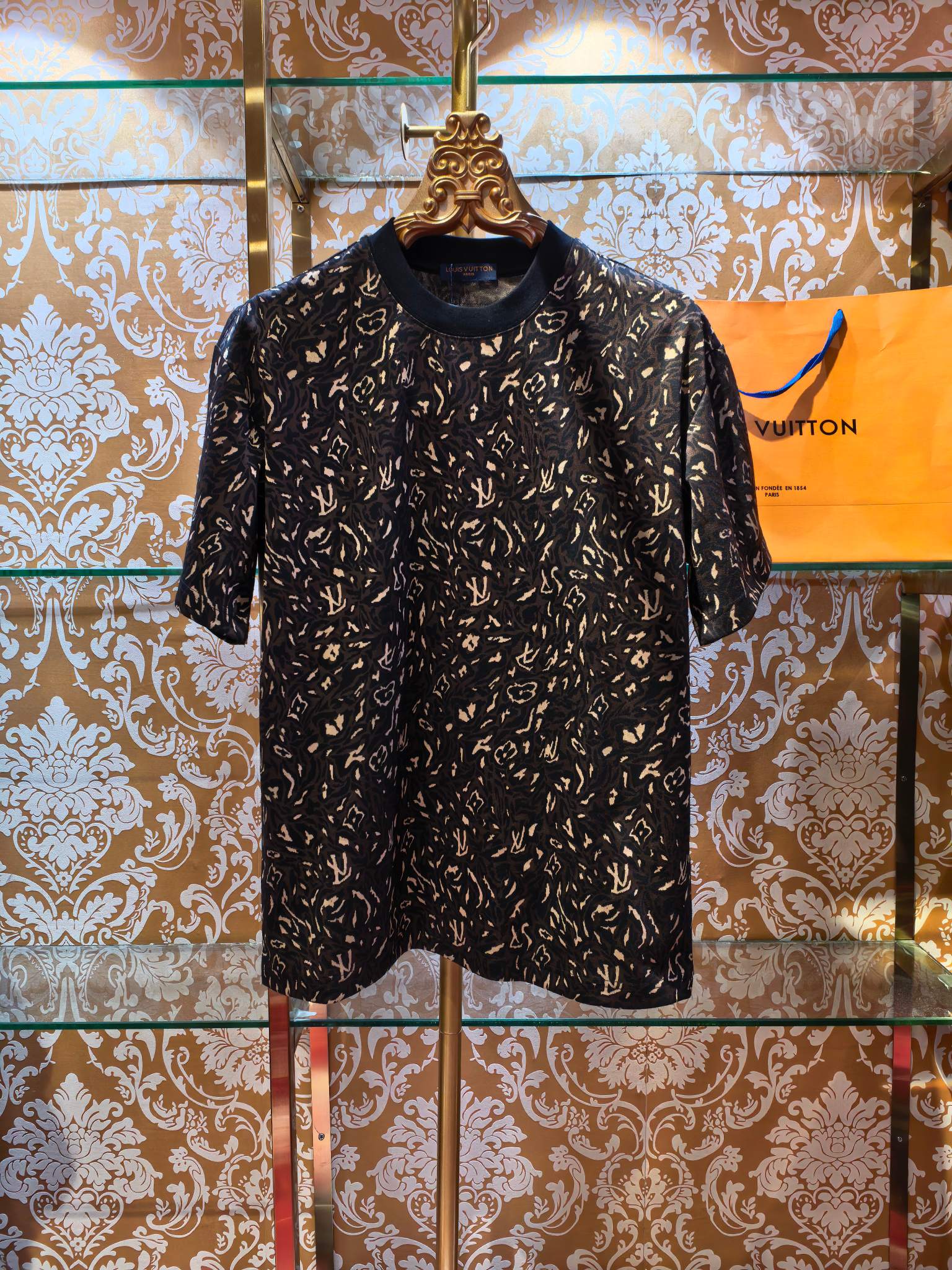 NO:784574,LOUTS VUTIION 2026/ss latest short-sleeved 280g yarn-dyed custom fabric, different from market products, very comfortable to wear in summer, simple and fashionable, never goes out of style, exclusive source of goods, super good-looking upper body, synchronized at the counter, same style for men and women, loose fit, code number: S-XL, Louis Vuitton-clothing, Louis Vuitton, T-shirt,19860909LOUTS VUTIION 2026/ss最新款短袖 280克色织订制面料 区别市场货 夏天穿非常舒服 简单时尚永不过时 独家货源 上身超好看 专柜同步 男女同款 宽松版型 码数:S-XL,路易威登-服装,louis vuitton,T-shirt,,Women's clothing