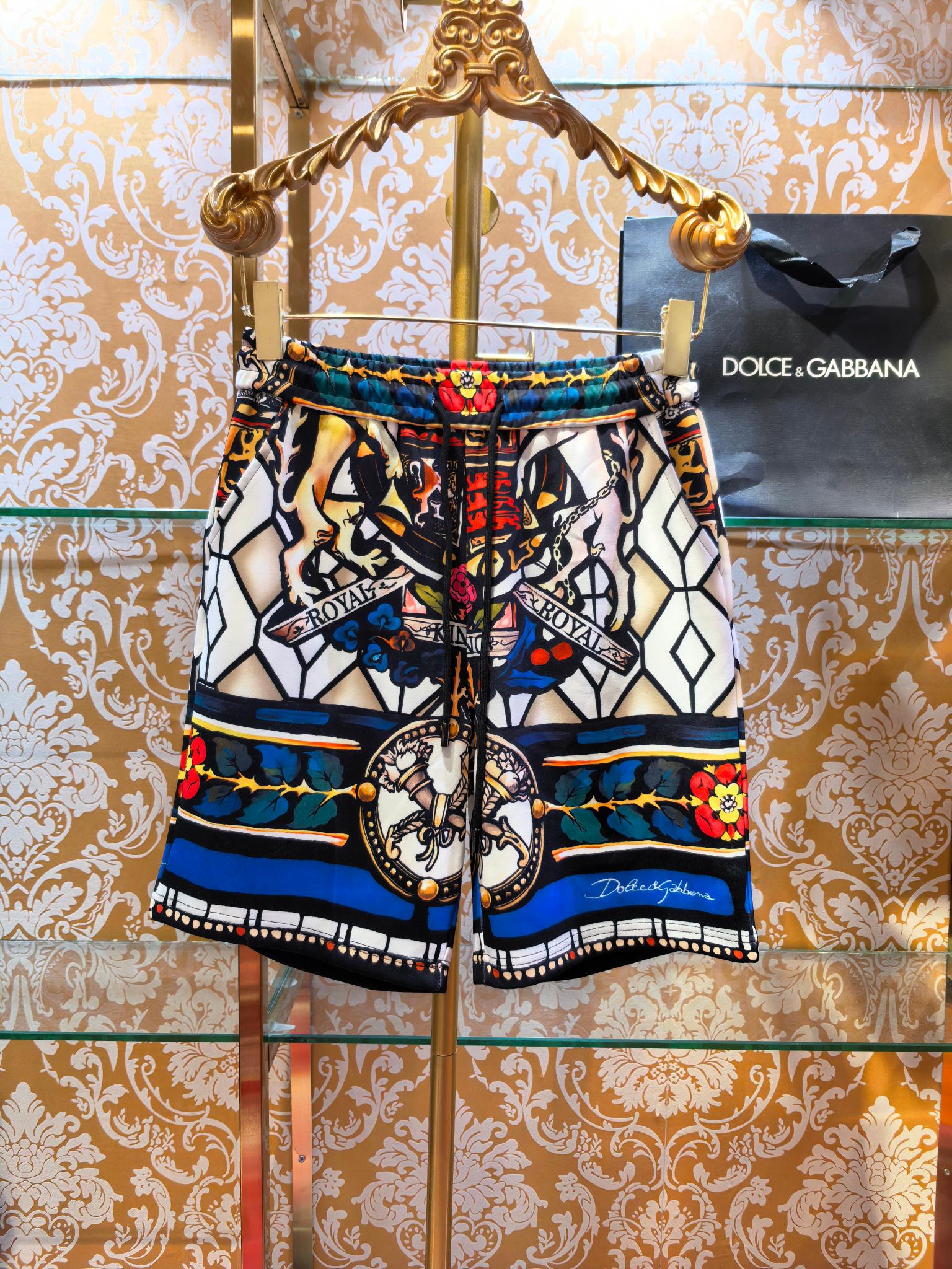 NO:784547,DOLCE&GABBANA 2026 New Retro Palace Style Printed Shorts [Produced by an Italian high-end brand, using a retro palace style exquisite all-over print design, angels and other gorgeous elements, with strong visual impact; the suit is easy to match, showing luxurious personality and fashionable uniqueness. Slim version code number 46 48 50 52, Dolce&Gabbana-clothing, Dolce&Gabbana, Dolce&Gabbana, shorts,19860909DOLCE&GABBANA 2026新款 复古宫廷风印花短裤【意大利高端品牌出品,采用复古宫廷风格精致满印设计,天使等华丽元素,视觉冲击力强；套装搭配省心,尽显奢华个性,兼具时尚独特性 修身版型 码数46 48 50 52,杜嘉班纳-服装,Dolce&Gabbana,Dolce&Gabbana,shorts,,Women's clothing