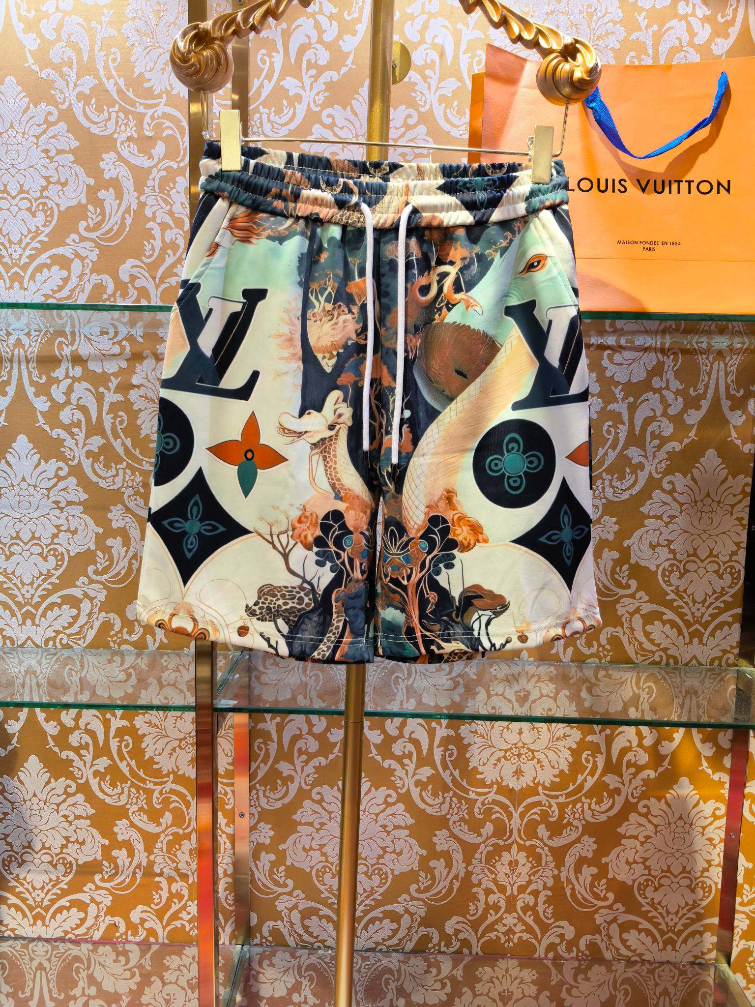 NO:786640,LOUIS VUITTON 26 new spring and summer short-sleeved fantasy national style printed shorts suit, 260 grams of Cuban cotton. It combines the brand's classic logo and fantasy national style printing design. The suit is easy to match, has high brand recognition and artistic personality, and has outstanding texture. Slim fit size s m L xL, Louis Vuitton-clothing, louis vuitton, louis vuitton, shorts, T-shirt,19860909LOUIS VUITTON 26春夏新款短袖 奇幻国风印花短裤套装,260克古巴棉 融合品牌经典标识与奇幻国风印花设计,套装搭配便捷,兼具高品牌辨识度与艺术个性,质感出众 修身版型 码数 s m L xL,路易威登-服装,louis vuitton,louis vuitton,shorts,T-shirt,,Women's clothing