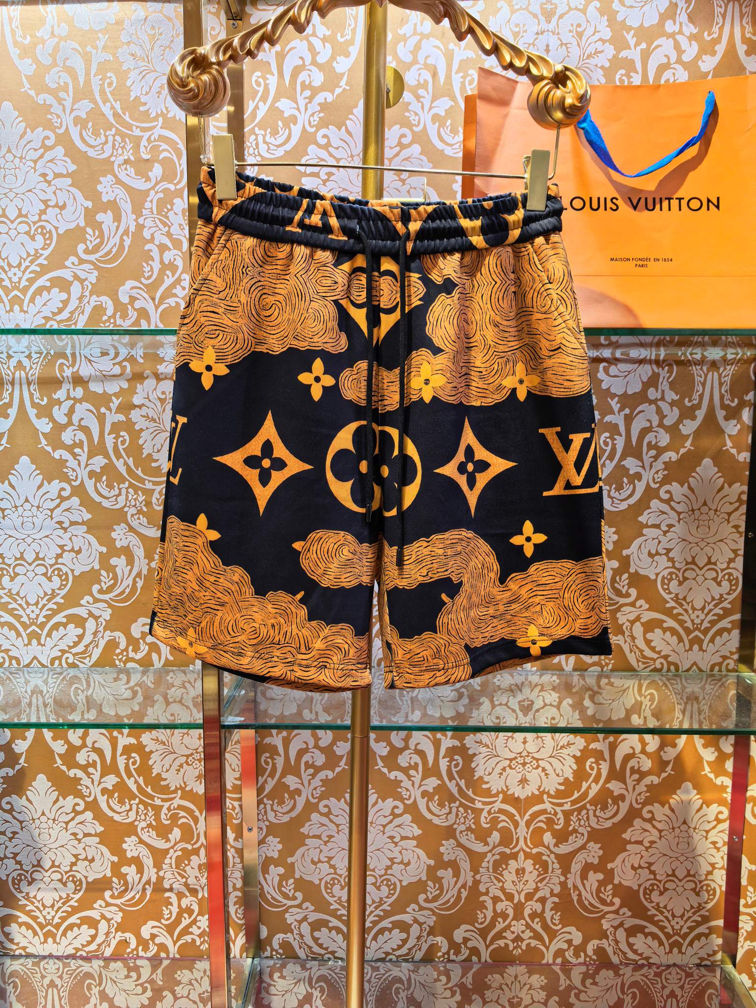 NO:786660,LOUIS VUITTON 26 spring and summer new short-sleeved LV printed shorts suit, 260 grams of Cuban cotton. It combines the brand's classic logo and presbyopic print design. The suit is easy to match, has high brand recognition and artistic personality, and has outstanding texture. Slim fit size s m L xL, Louis Vuitton-clothing, louis vuitton, louis vuitton, louis vuitton, shorts, T-shirt,19860909LOUIS VUITTON 26春夏新款短袖 LV印花短裤套装,260克古巴棉 融合品牌经典标识与老花印花设计,套装搭配便捷,兼具高品牌辨识度与艺术个性,质感出众 修身版型 码数 s m L xL,路易威登-服装,louis vuitton,louis vuitton,louis vuitton,shorts,T-shirt,,Women's clothing