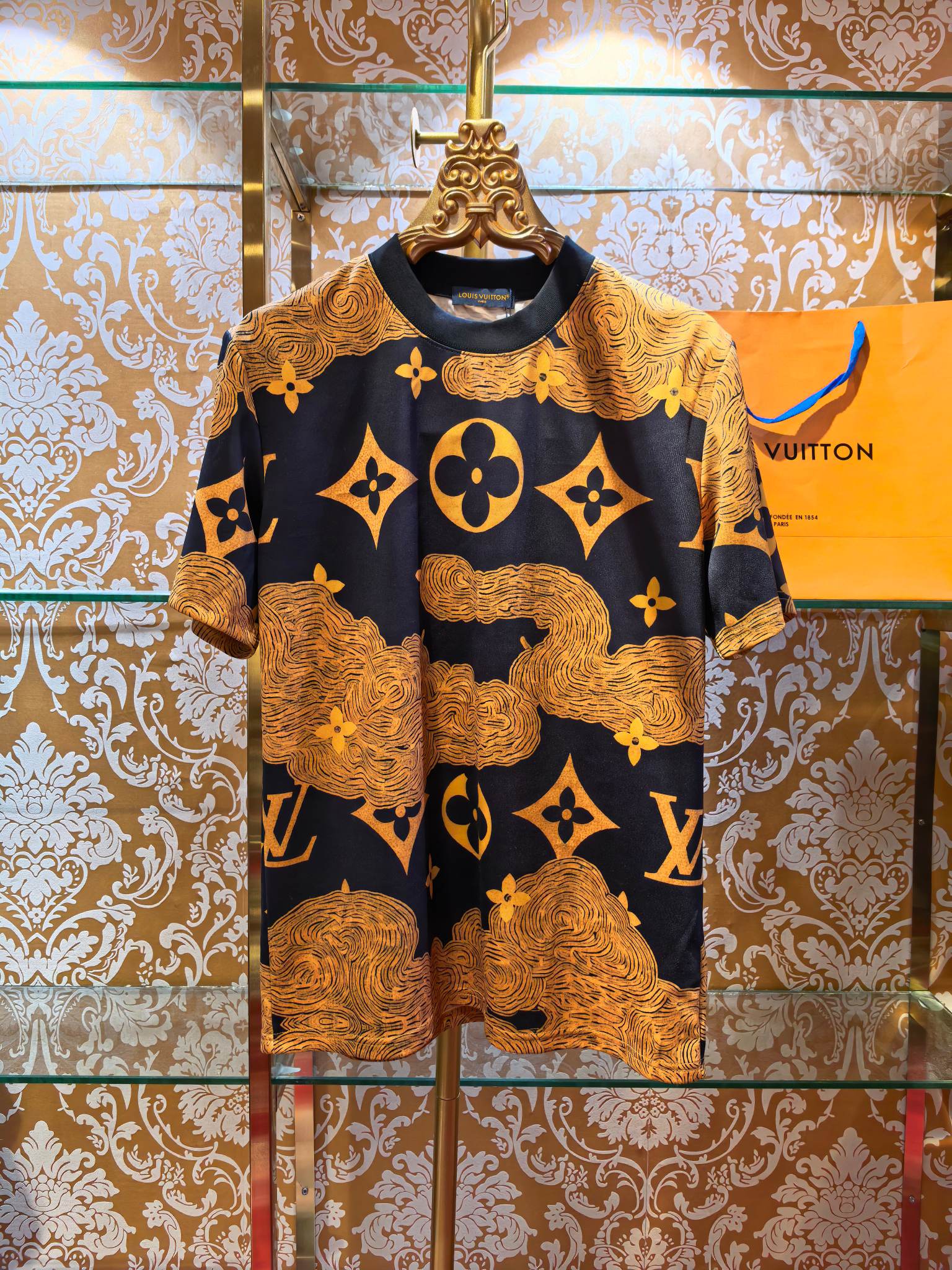 NO:786655,LOUIS VUITTON 26 spring and summer new short-sleeved LV printed short-sleeved suit, 260 grams of Cuban cotton. It combines the brand's classic logo and presbyopia print design. The suit is easy to match, has high brand recognition and artistic personality, and has outstanding texture. Slim fit size s m L xL, Louis Vuitton-clothing, louis vuitton, louis vuitton, louis vuitton, T-shirt,19860909LOUIS VUITTON 26春夏新款短袖 LV印花短袖套装,260克古巴棉 融合品牌经典标识与老花印花设计,套装搭配便捷,兼具高品牌辨识度与艺术个性,质感出众 修身版型 码数 s m L xL,路易威登-服装,louis vuitton,louis vuitton,louis vuitton,T-shirt,,Women's clothing