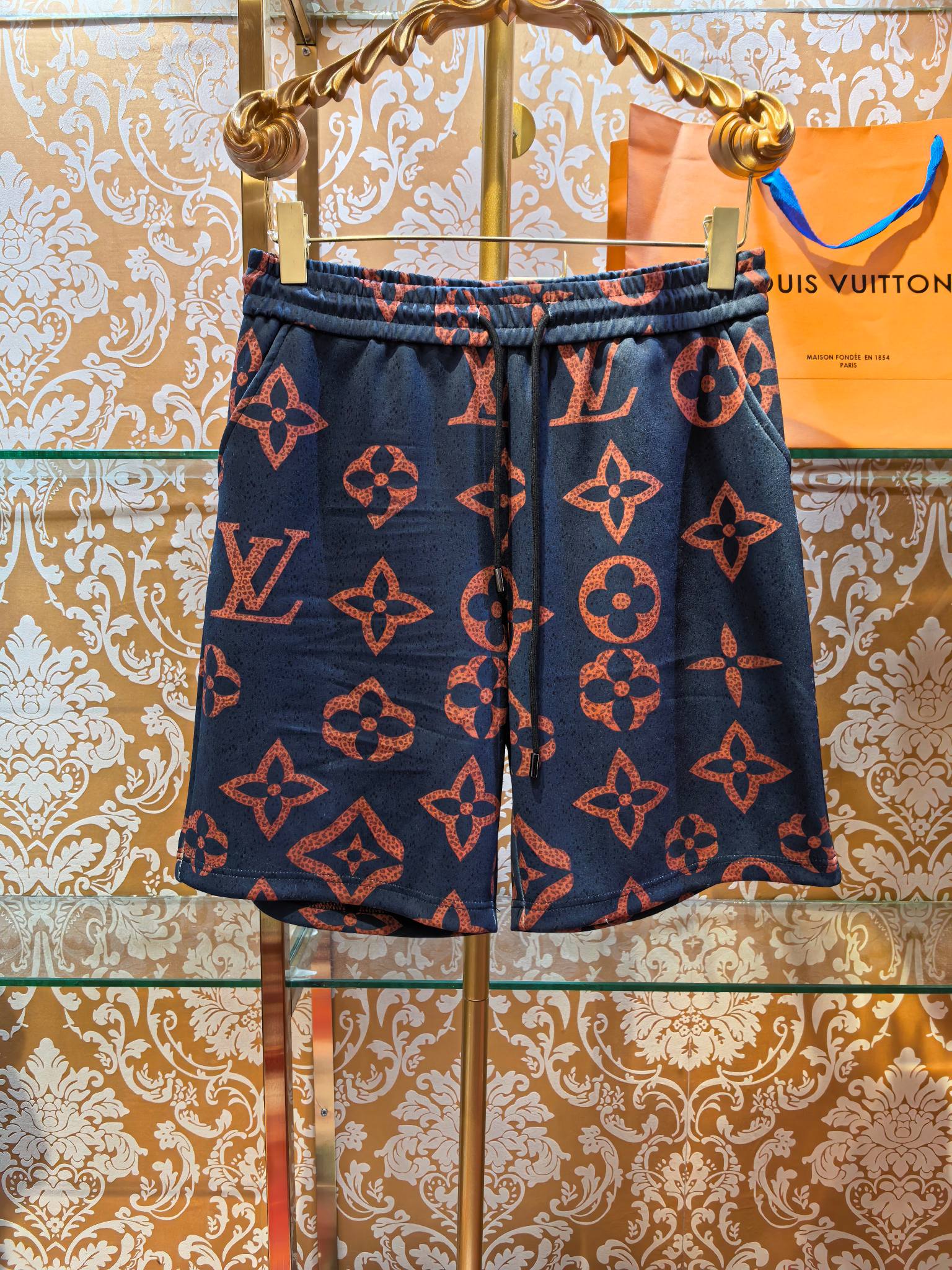 NO:786670,LOUIS VUITTON 26 spring and summer new short-sleeved LV printed shorts suit, 260 grams of Cuban cotton. It combines the brand's classic logo and presbyopic print design. The suit is easy to match, has high brand recognition and artistic personality, and has outstanding texture. Slim fit size s m L xL, Louis Vuitton-clothing, louis vuitton, louis vuitton, louis vuitton, shorts, T-shirt,19860909LOUIS VUITTON 26春夏新款短袖 LV印花短裤套装,260克古巴棉 融合品牌经典标识与老花印花设计,套装搭配便捷,兼具高品牌辨识度与艺术个性,质感出众 修身版型 码数 s m L xL,路易威登-服装,louis vuitton,louis vuitton,louis vuitton,shorts,T-shirt,,Women's clothing
