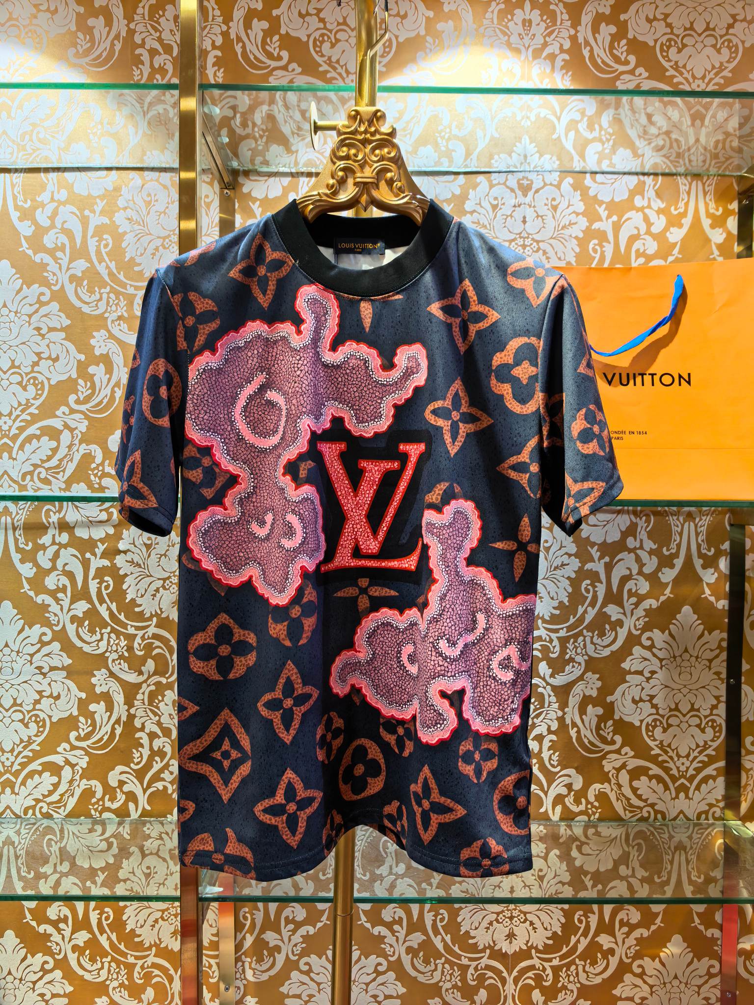 NO:786665,LOUIS VUITTON 26 spring and summer new short-sleeved LV printed short-sleeved suit, 260 grams of Cuban cotton. It combines the brand's classic logo and presbyopia print design. The suit is easy to match, has high brand recognition and artistic personality, and has outstanding texture. Slim fit size s m L xL, Louis Vuitton-clothing, louis vuitton, louis vuitton, louis vuitton, T-shirt,19860909LOUIS VUITTON 26春夏新款短袖 LV印花短袖套装,260克古巴棉 融合品牌经典标识与老花印花设计,套装搭配便捷,兼具高品牌辨识度与艺术个性,质感出众 修身版型 码数 s m L xL,路易威登-服装,louis vuitton,louis vuitton,louis vuitton,T-shirt,,Women's clothing