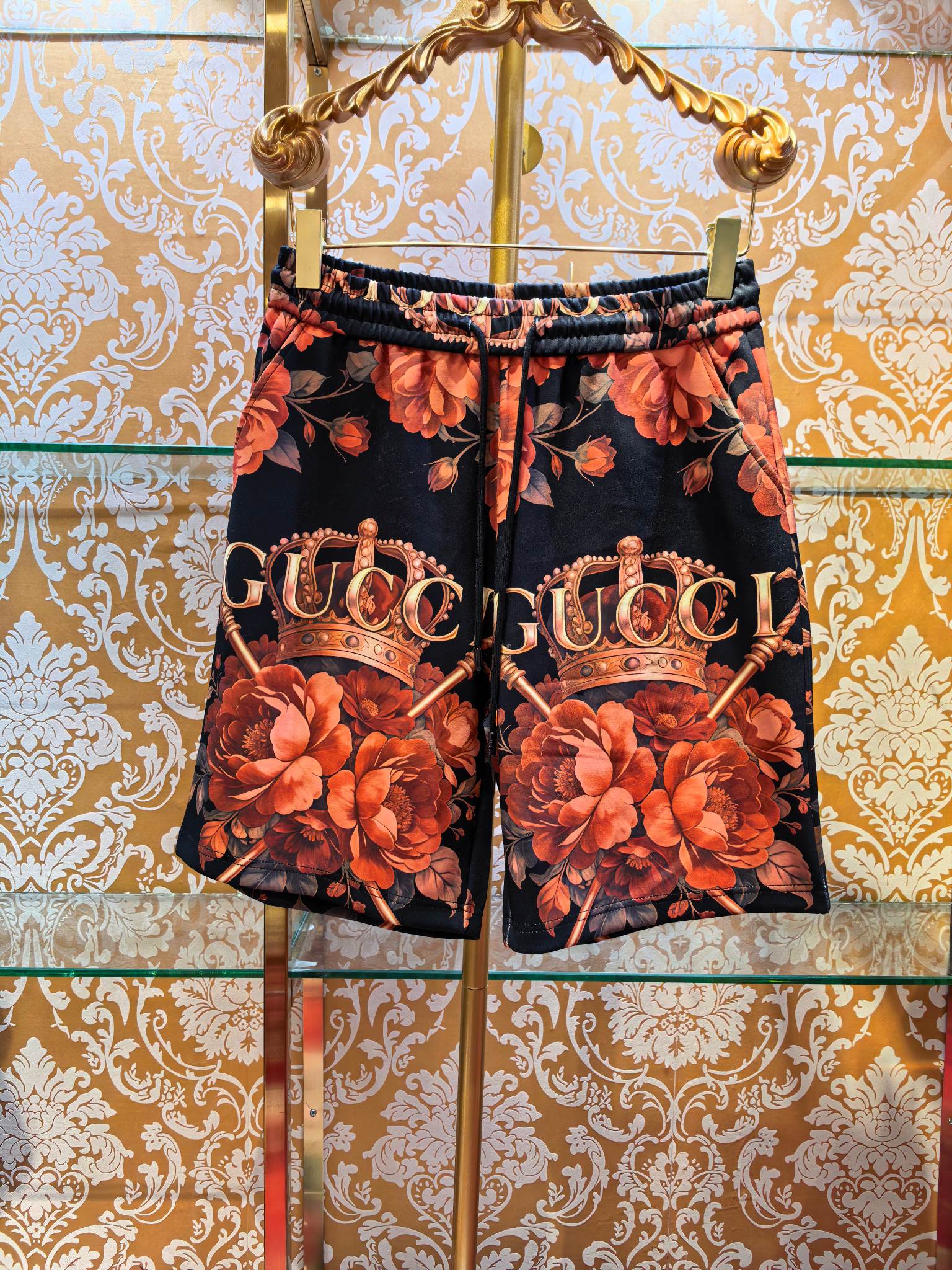 NO:786679,GUCCI 26 new spring and summer floral crown print shorts suit Produced by an Italian high-end brand, it combines retro gorgeous floral patterns and brand crown logo printing. The design is luxurious and unique, with exquisite details, both brand recognition and fashionable texture. Slim fit size s m L xL, Gucci-clothing, gucci, gucci, shorts,19860909GUCCI 26春夏新款 花卉皇冠印花短裤套装 意大利高端品牌出品,融合复古华丽的花卉图案与品牌皇冠标识印花,设计奢华独特,细节精致,兼具品牌辨识度与时尚质感 修身版型 码数 s m L xL,古驰-服装,gucci,gucci,shorts,,Women's clothing