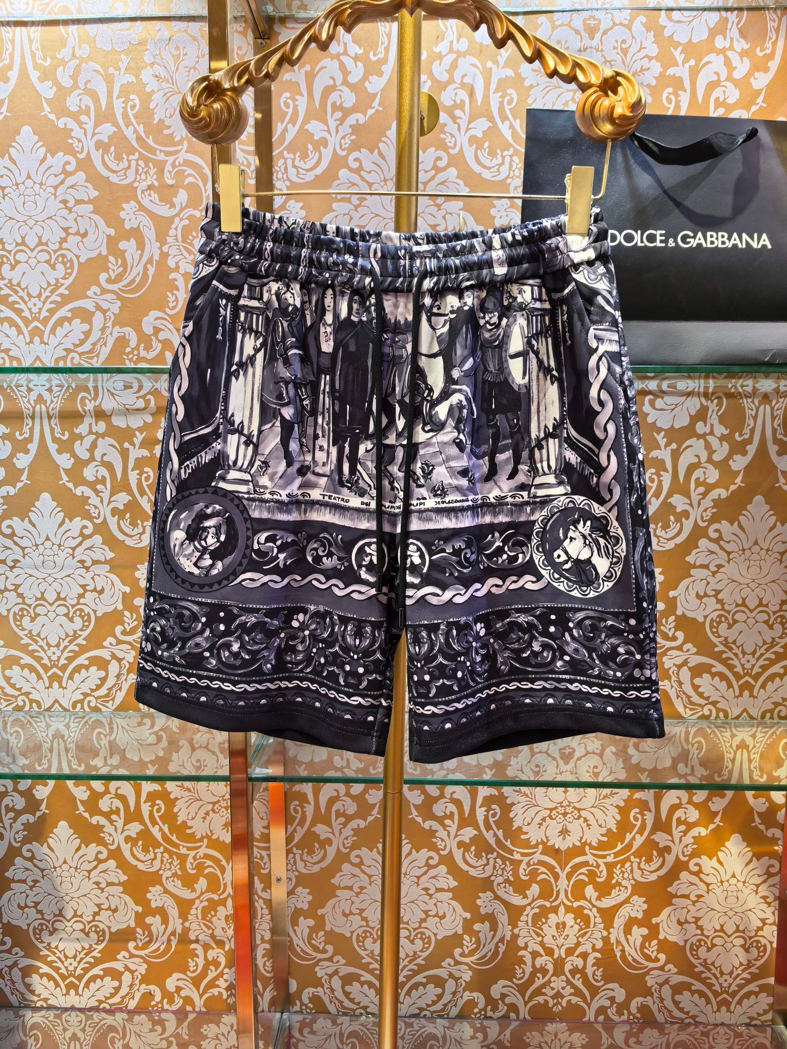 NO:786649,DOLCE&GABBANA 2026 New Retro Palace Style Printed Shorts [Produced by an Italian high-end brand, using a retro palace style exquisite all-over print design, angels and other gorgeous elements, with strong visual impact; the suit is easy to match, showing luxurious personality and fashionable uniqueness. Slim version code number 46 48 50 52, Dolce&Gabbana-clothing, Dolce&Gabbana, Dolce&Gabbana, shorts,19860909DOLCE&GABBANA 2026新款 复古宫廷风印花短裤【意大利高端品牌出品,采用复古宫廷风格精致满印设计,天使等华丽元素,视觉冲击力强；套装搭配省心,尽显奢华个性,兼具时尚独特性 修身版型 码数46 48 50 52,杜嘉班纳-服装,Dolce&Gabbana,Dolce&Gabbana,shorts,,Women's clothing