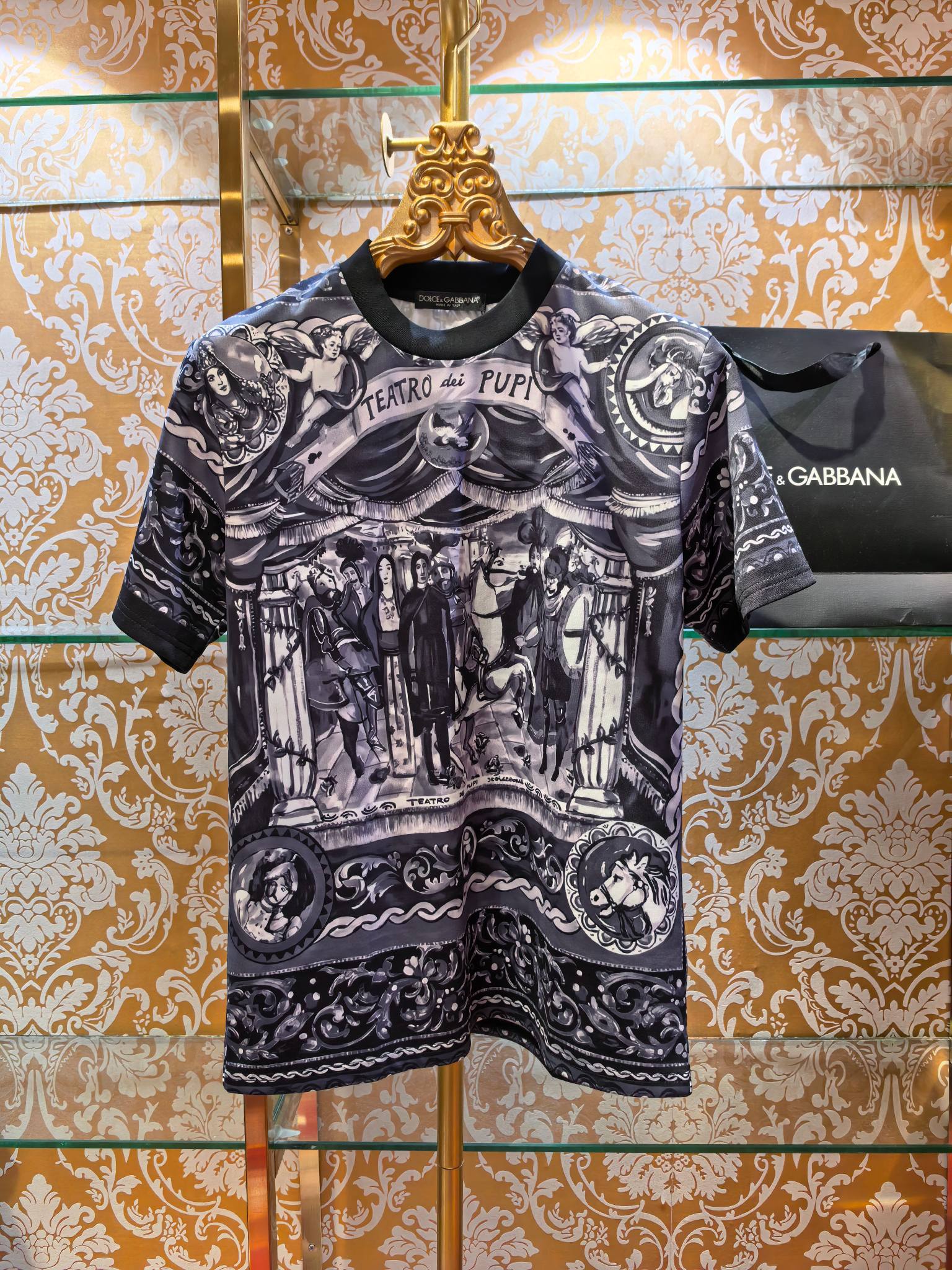 NO:786644,DOLCE&GABBANA 2026 New Style Retro Palace Style Printed Short Sleeve [Produced by an Italian high-end brand, using a retro palace style exquisite full-print design, angels and other gorgeous elements, with strong visual impact; the suit is worry-free to match, showing luxury personality and fashionable uniqueness. Slim version code number 46 48 50 52, Dolce & Gabbana-clothing, Dolce&Gabbana, Dolce&Gabbana, T-shirt,19860909DOLCE&GABBANA 2026新款 复古宫廷风印花短袖【意大利高端品牌出品,采用复古宫廷风格精致满印设计,天使等华丽元素,视觉冲击力强；套装搭配省心,尽显奢华个性,兼具时尚独特性 修身版型 码数46 48 50 52,杜嘉班纳-服装,Dolce&Gabbana,Dolce&Gabbana,T-shirt,,Women's clothing