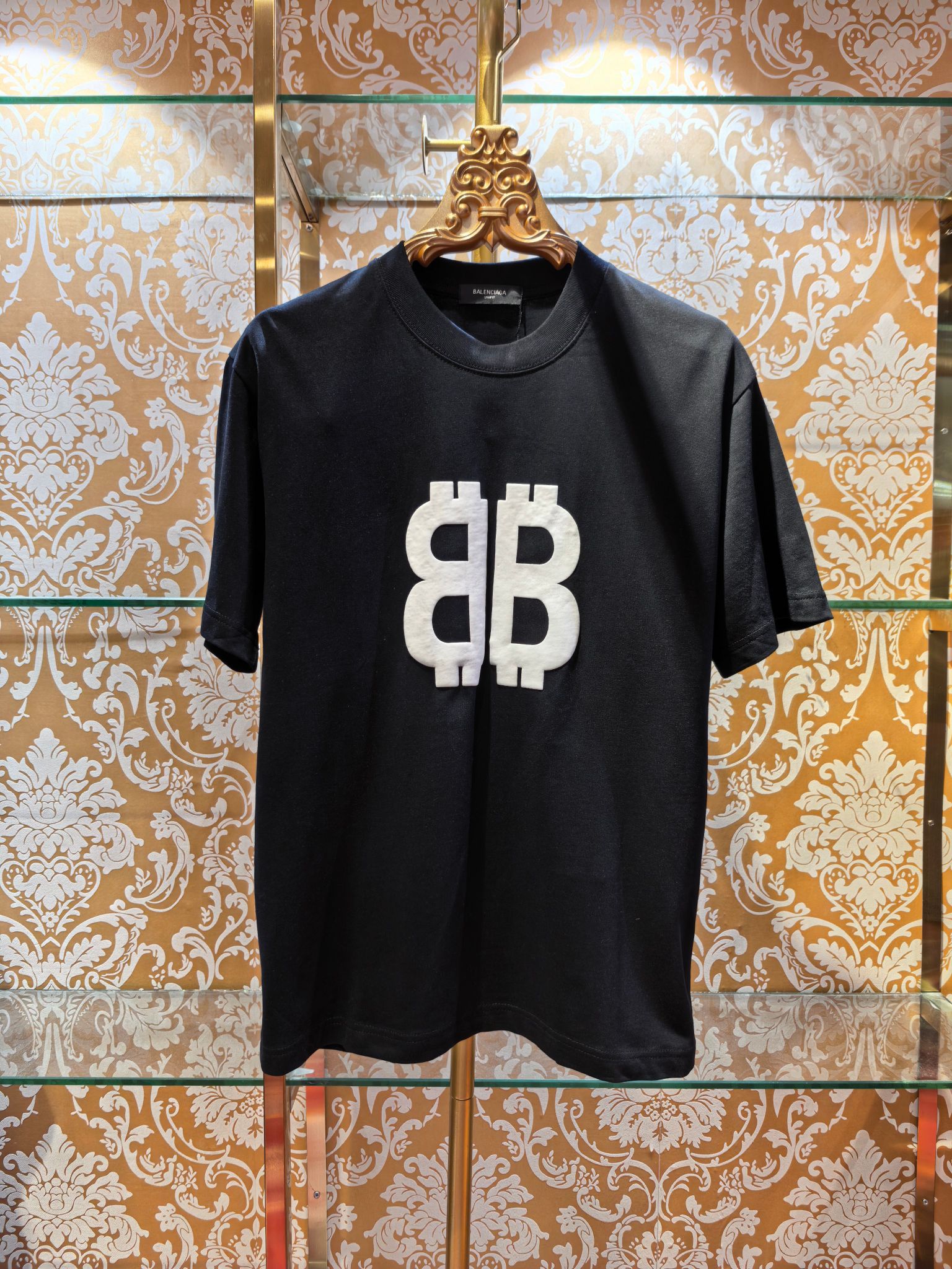NO:820931,BALENCIAGA 2026/ss latest T-shirt, letter foaming process, 280g double yarn fabric, different from market products, very comfortable to wear in summer, simple and fashionable, never goes out of style, exclusive supply, super good-looking upper body, synchronized at the counter, same style for men and women, loose fit, color, white/black, size s-xl, Balenciaga-clothing, balenciaga, balenciaga, tees, t-shirt,19860909BALENCIAGA 2026/ss最新款T恤 字母发泡工艺 280克双纱面料 区别市场货 夏天穿非常舒服 简单时尚永不过时 独家货源 上身超好看 专柜同步 男女同款 宽松版型 颜色 白/黑 码数s-xl,巴黎世家-服装,balenciaga,balenciaga,tees，t-shirt,,Women's clothing