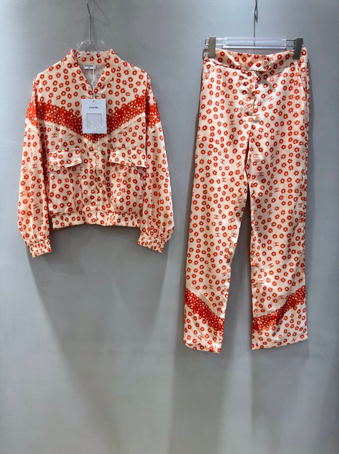 NO:821075,New product from Xiaoxiang Suit, French elegant daisy black and white printed anti-tank jacket + casual trousers. Customized dark pattern double C printed fabric is light and breathable with super delicate texture!  Positioned printing, a high-end, fashionable and versatile set that looks great on the upper body!  SMLXL,Chanel-clothing,chanel,jackets & coats,19860909套装小香新品,法式优雅小雏菊黑白印花防嗮外套＋休闲长裤.定制暗纹双c印花面料轻盈透气 质感超细腻！定位印花 高级时髦百搭一套上身超级好看！SMLXL,香奈儿-服装,chanel,jackets & coats,,Women's clothing