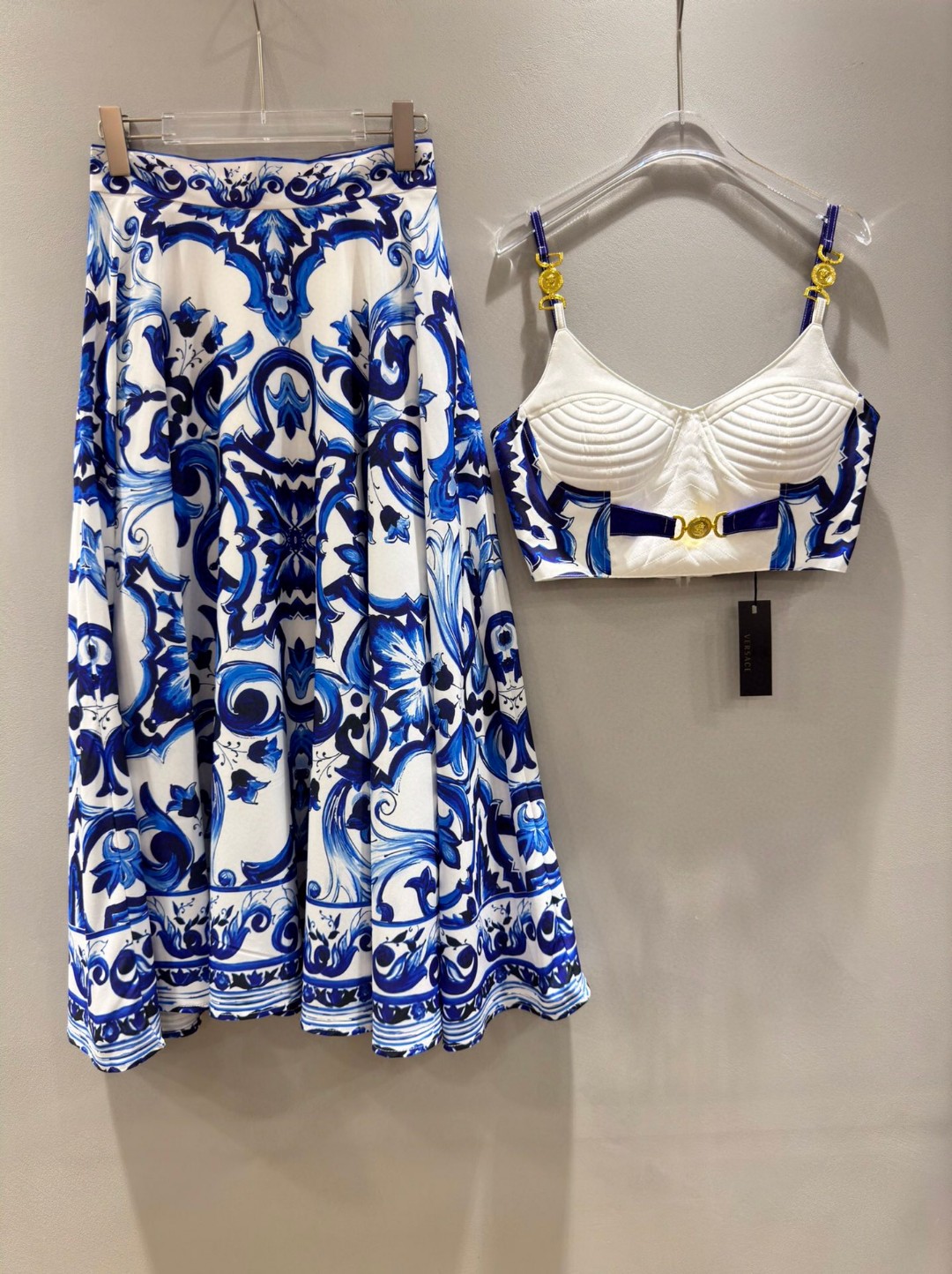 High-End Women’s Clothes Sets with Versace-Inspired Custom Details and Porcelain Bouquets - 图片 2