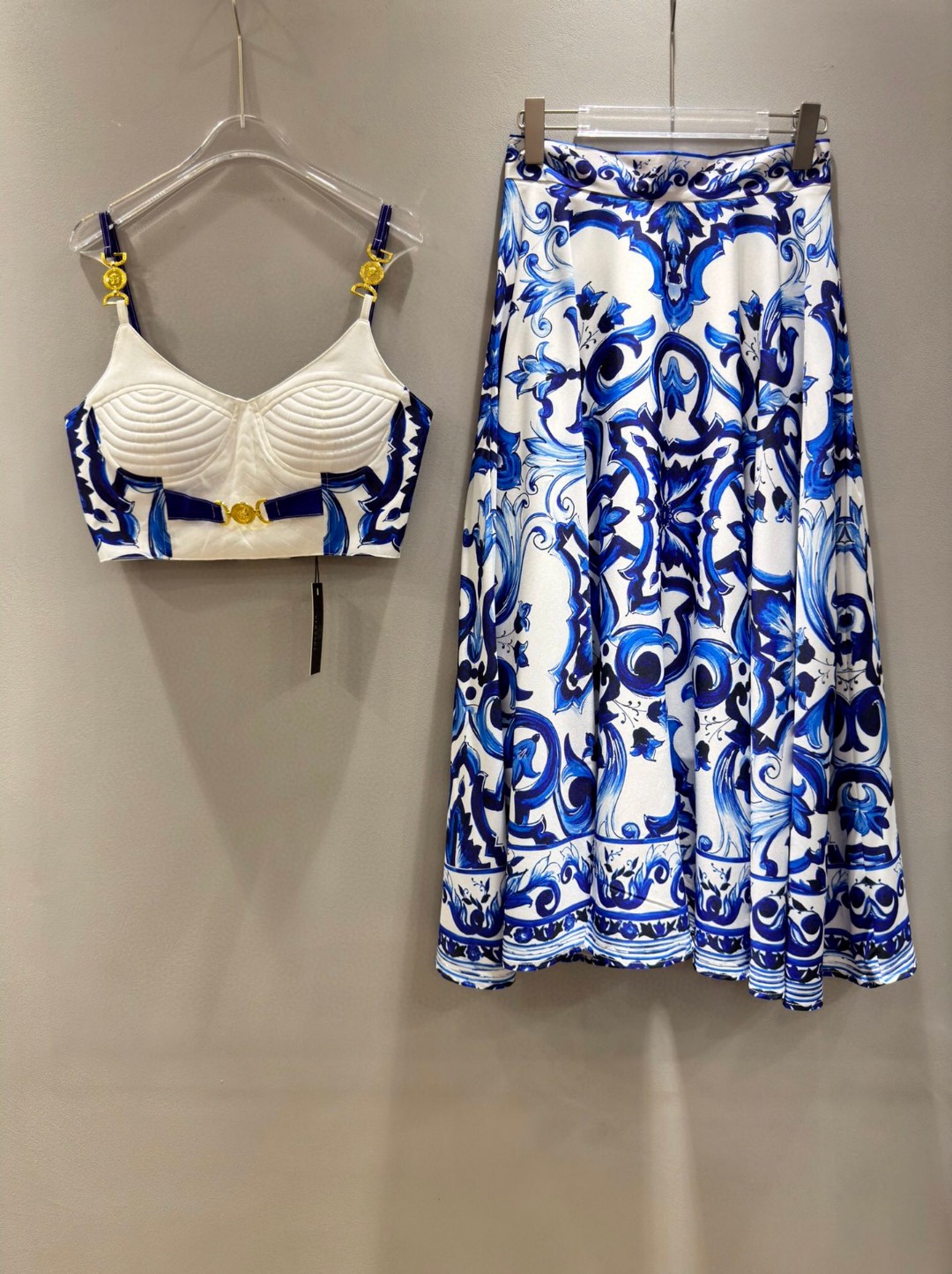 High-End Women’s Clothes Sets with Versace-Inspired Custom Details and Porcelain Bouquets - 图片 1