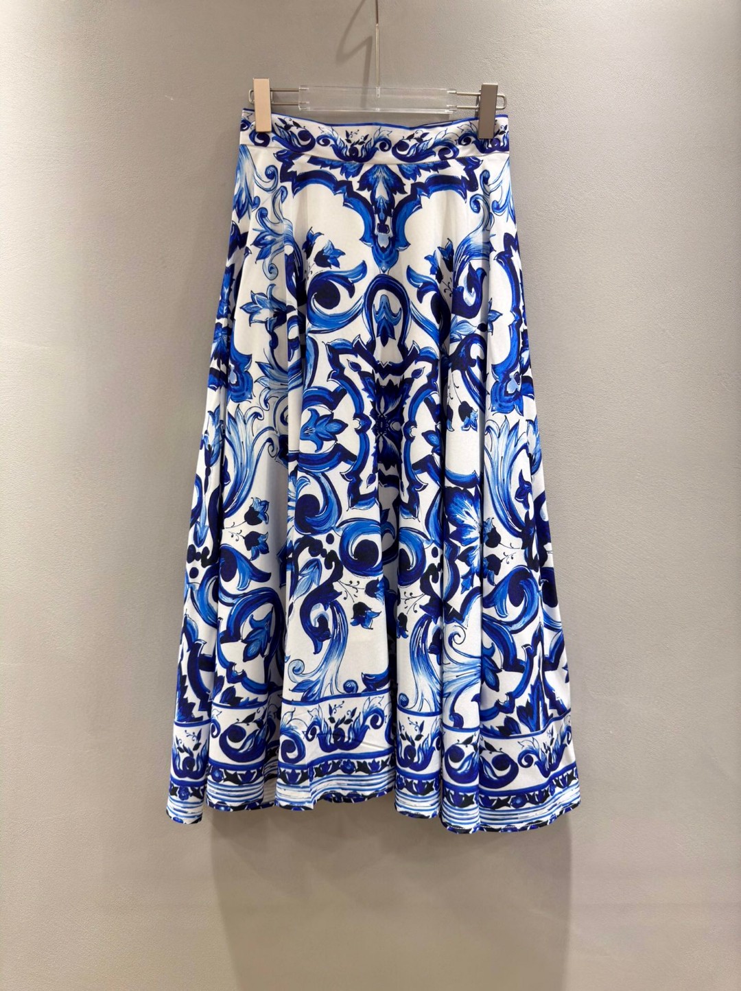 High-End Women’s Clothes Sets with Versace-Inspired Custom Details and Porcelain Bouquets - 图片 5