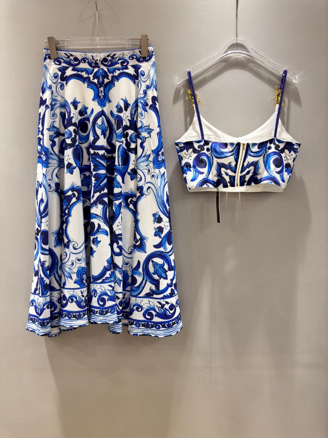 High-End Women’s Clothes Sets with Versace-Inspired Custom Details and Porcelain Bouquets - 图片 3
