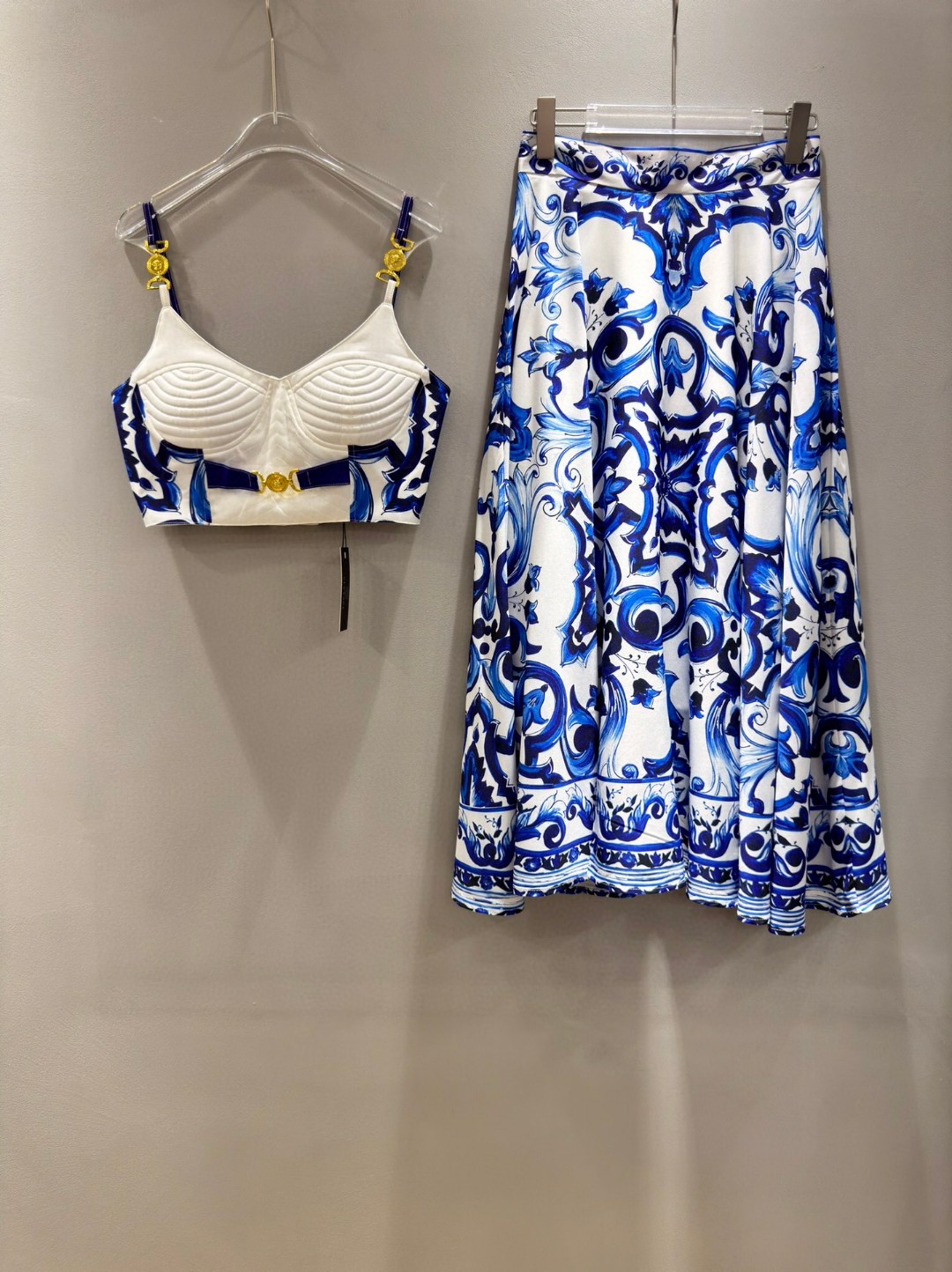 High-End Women’s Clothes Sets with Versace-Inspired Custom Details and Porcelain Bouquets - 图片 7