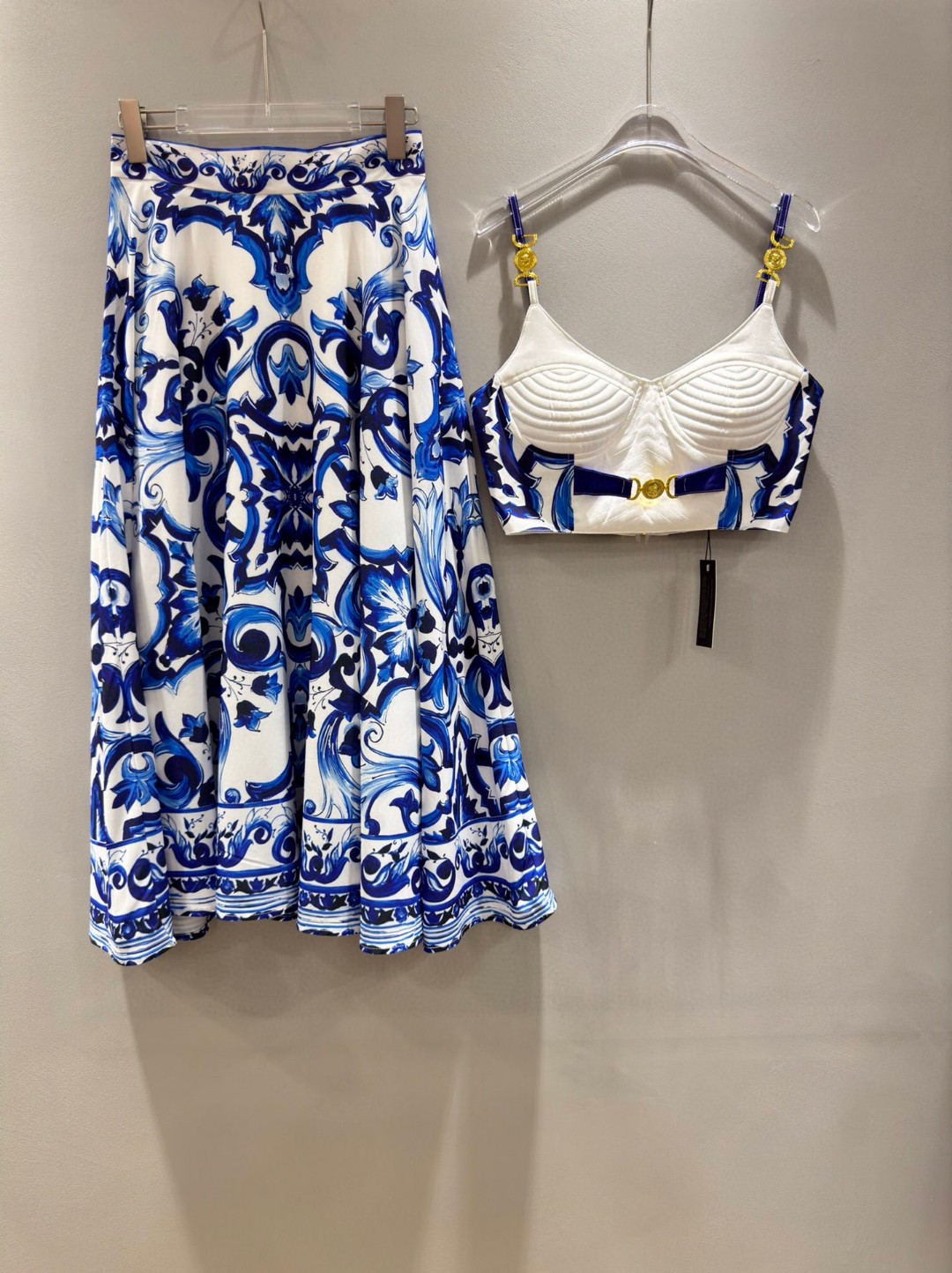 High-End Women’s Clothes Sets with Versace-Inspired Custom Details and Porcelain Bouquets - 图片 8