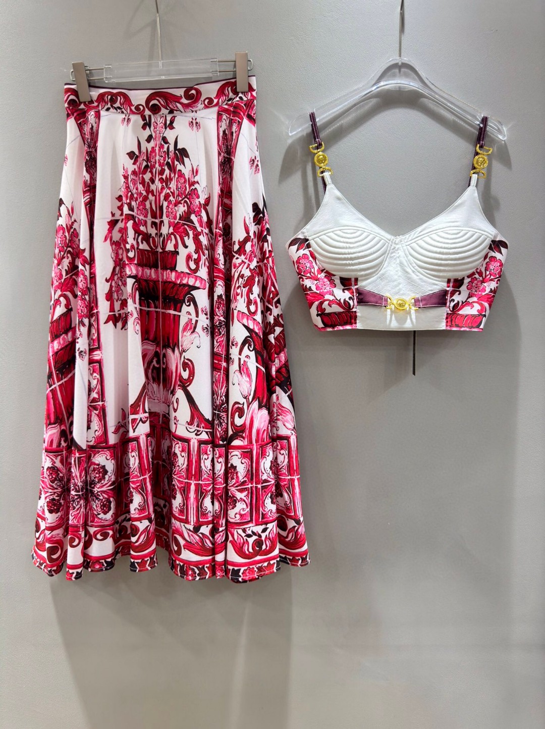 High-End Women’s Clothing Sets with Versace-inspired Mediterranean Style Packaging and Custom Metal Buttons - 图片 2
