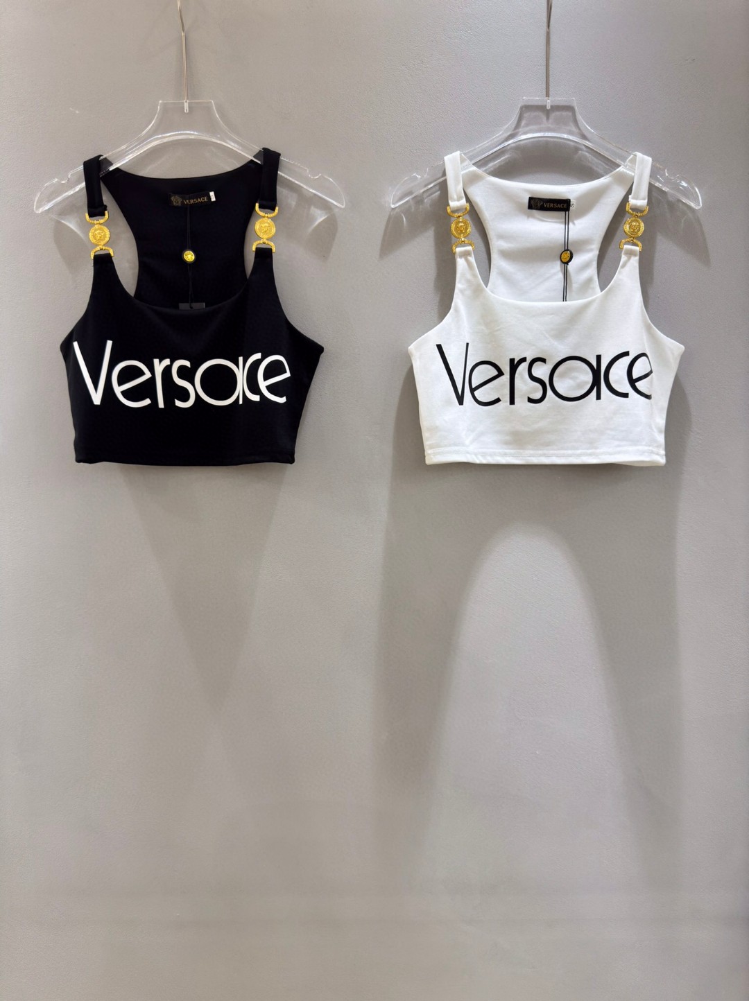 NO:837154,VERS*C*fan*zhe custom hardware metal buckle shoulder logo camisole top.SMLXL,,versace,19860909VERS*C*范*哲 定制五金饰金属扣肩徽标吊带背心上衣.SMLXL,,versace,,Women's clothing