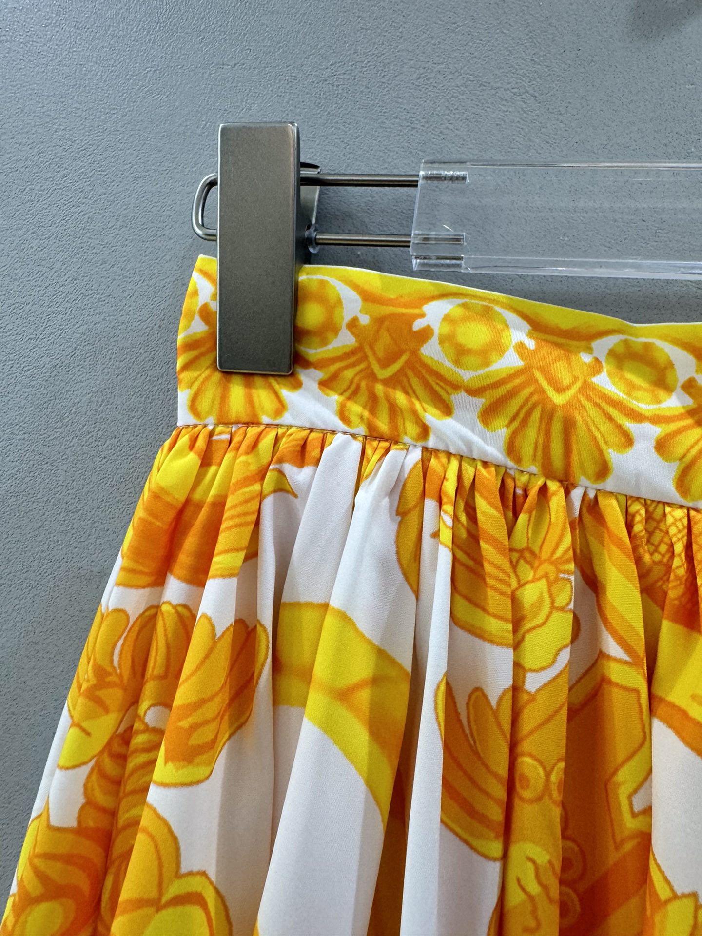 High-Quality Women’s Clothes by Versace/Françoise with Barlock Packings in Various Sizes - 图片 3