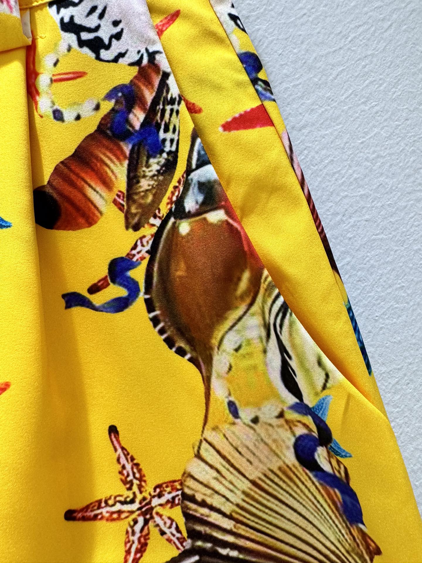 Luxury Women’s Outfits: Versace/Vantheschell Packaging, Ocean-themed Designs, Bio-Stamped Shorts - 图片 6