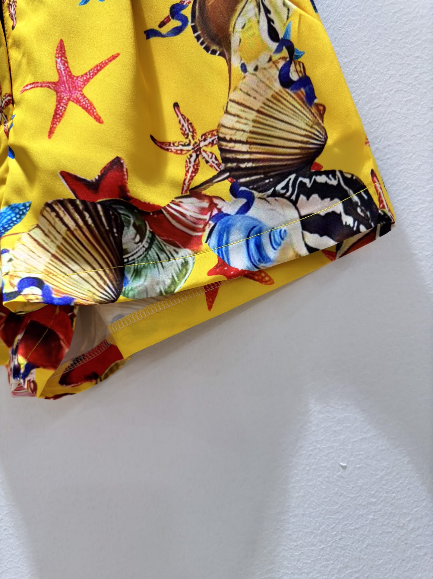 Luxury Women’s Outfits: Versace/Vantheschell Packaging, Ocean-themed Designs, Bio-Stamped Shorts - 图片 7