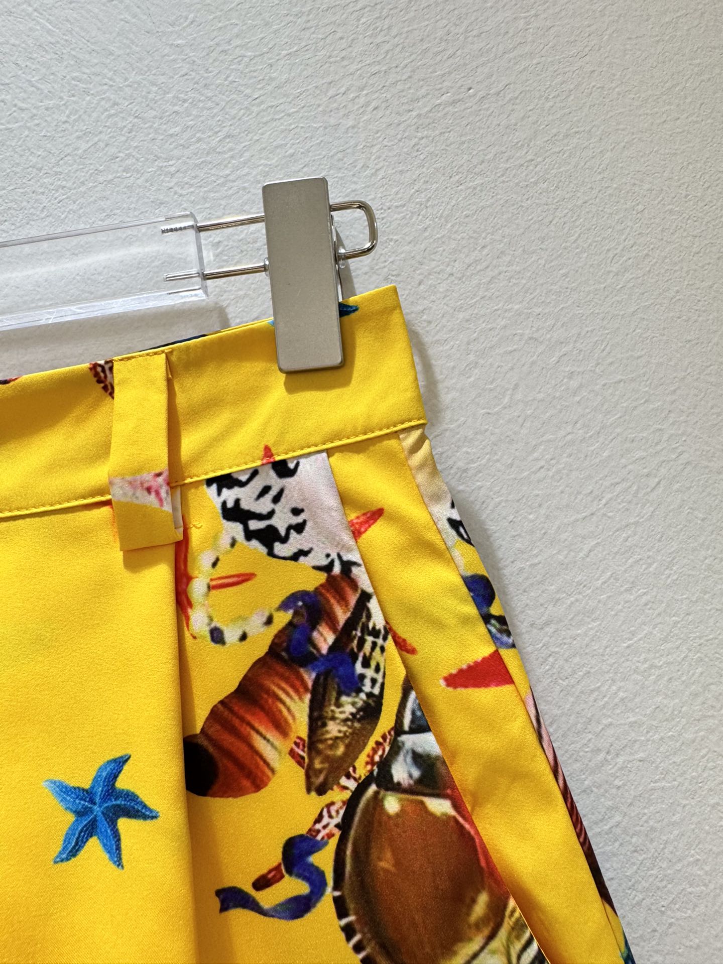 Luxury Women’s Outfits: Versace/Vantheschell Packaging, Ocean-themed Designs, Bio-Stamped Shorts - 图片 4