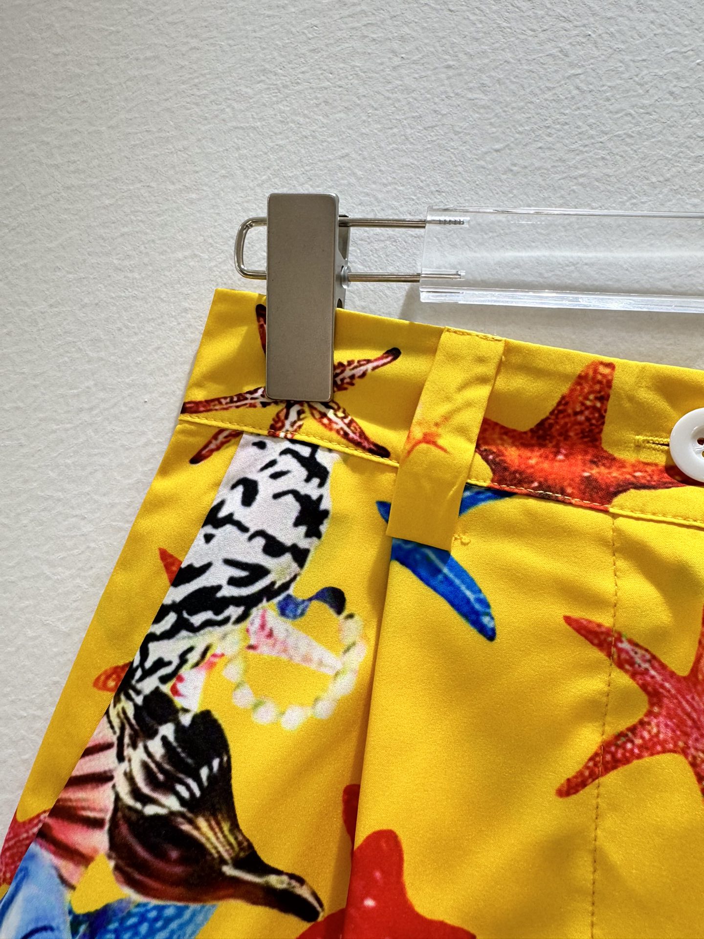 Luxury Women’s Outfits: Versace/Vantheschell Packaging, Ocean-themed Designs, Bio-Stamped Shorts - 图片 3