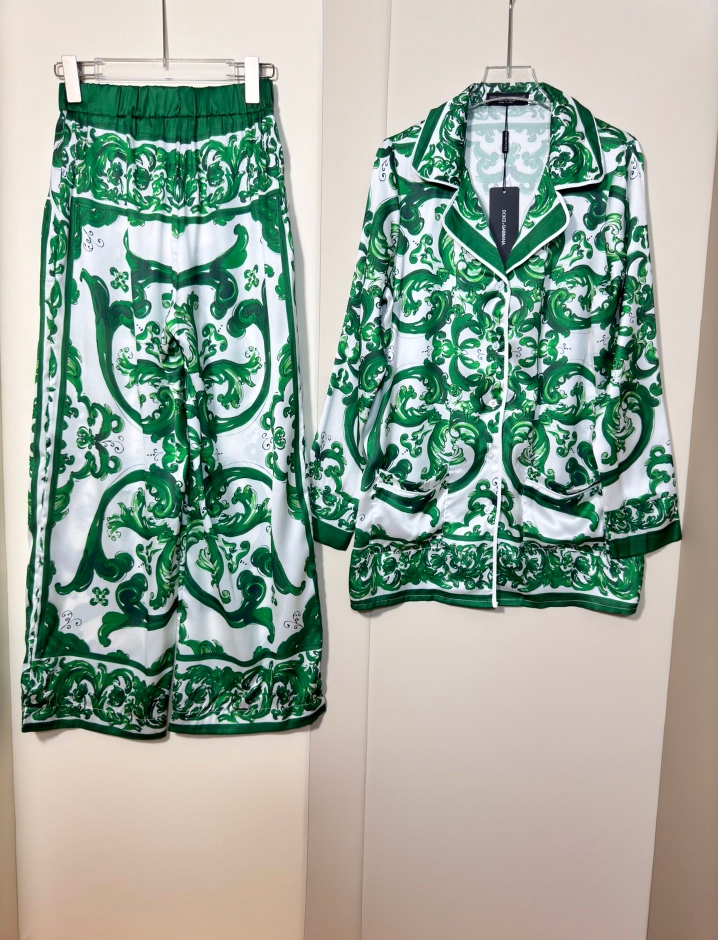 High-Quality Women’s Suit Set by Dolce & Gabbana with Matching Pyjamas and Belts - 图片 7