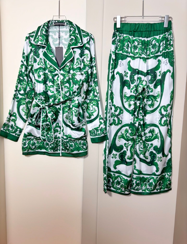 High-Quality Women’s Suit Set by Dolce & Gabbana with Matching Pyjamas and Belts - 图片 8