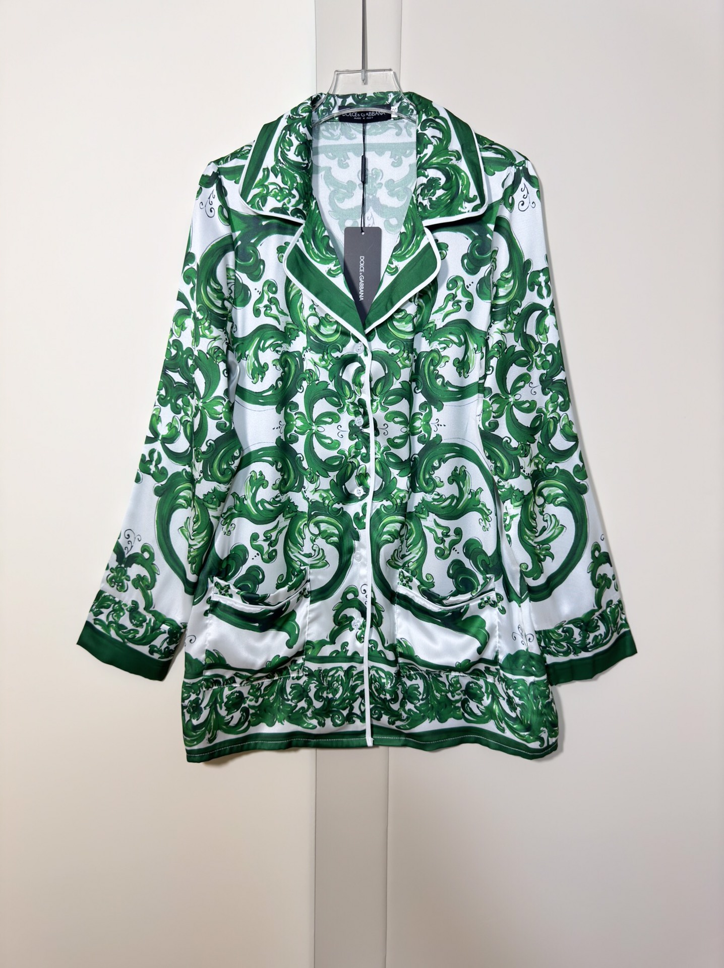 High-Quality Women’s Suit Set by Dolce & Gabbana with Matching Pyjamas and Belts - 图片 5