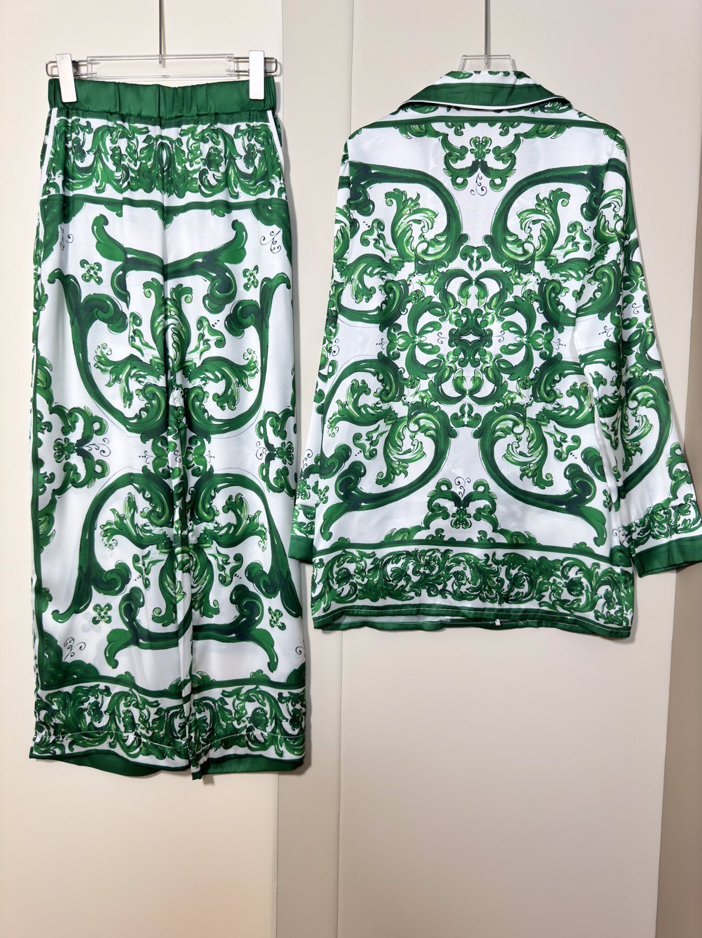 High-Quality Women’s Suit Set by Dolce & Gabbana with Matching Pyjamas and Belts - 图片 4