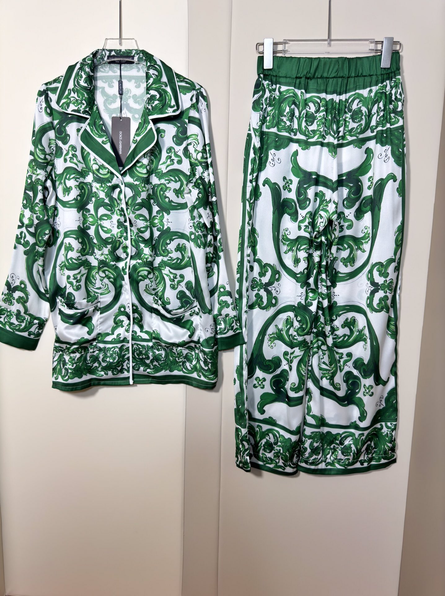 High-Quality Women’s Suit Set by Dolce & Gabbana with Matching Pyjamas and Belts - 图片 2