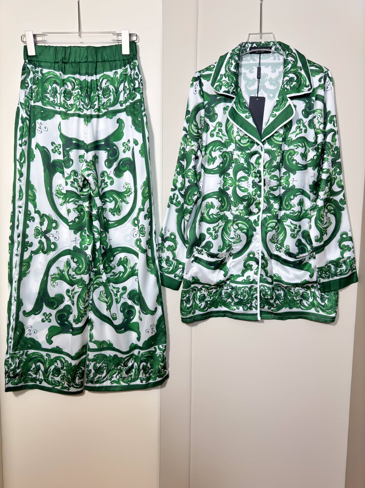 High-Quality Women’s Suit Set by Dolce & Gabbana with Matching Pyjamas and Belts - 图片 3