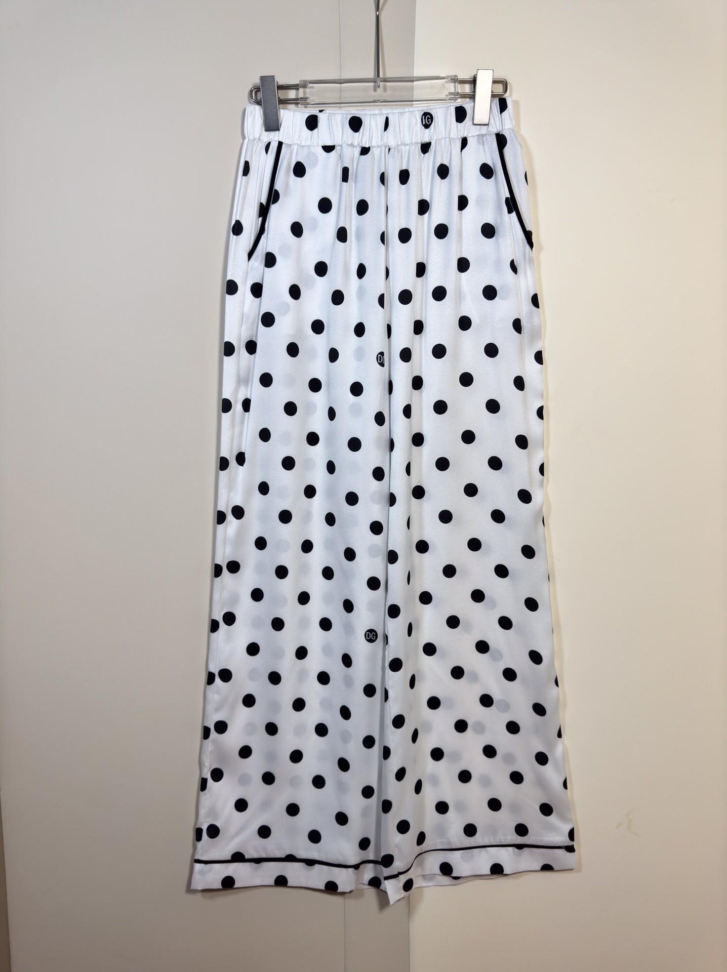High-End Quality Women’s Clothing Set: D&G/ Ms. Dugarbana Night-Shirts and Pants Bundle - 图片 5