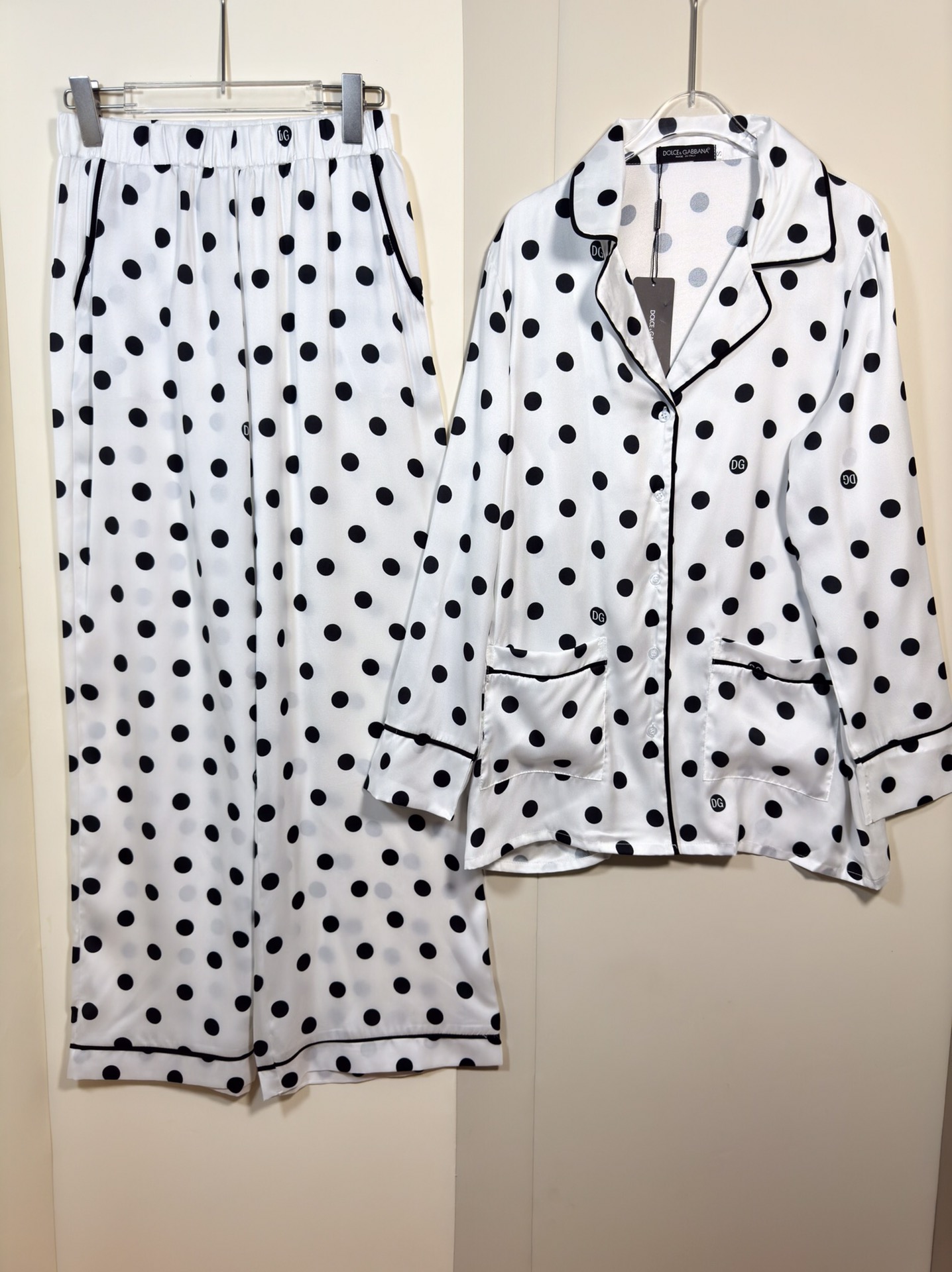 High-End Quality Women’s Clothing Set: D&G/ Ms. Dugarbana Night-Shirts and Pants Bundle - 图片 8