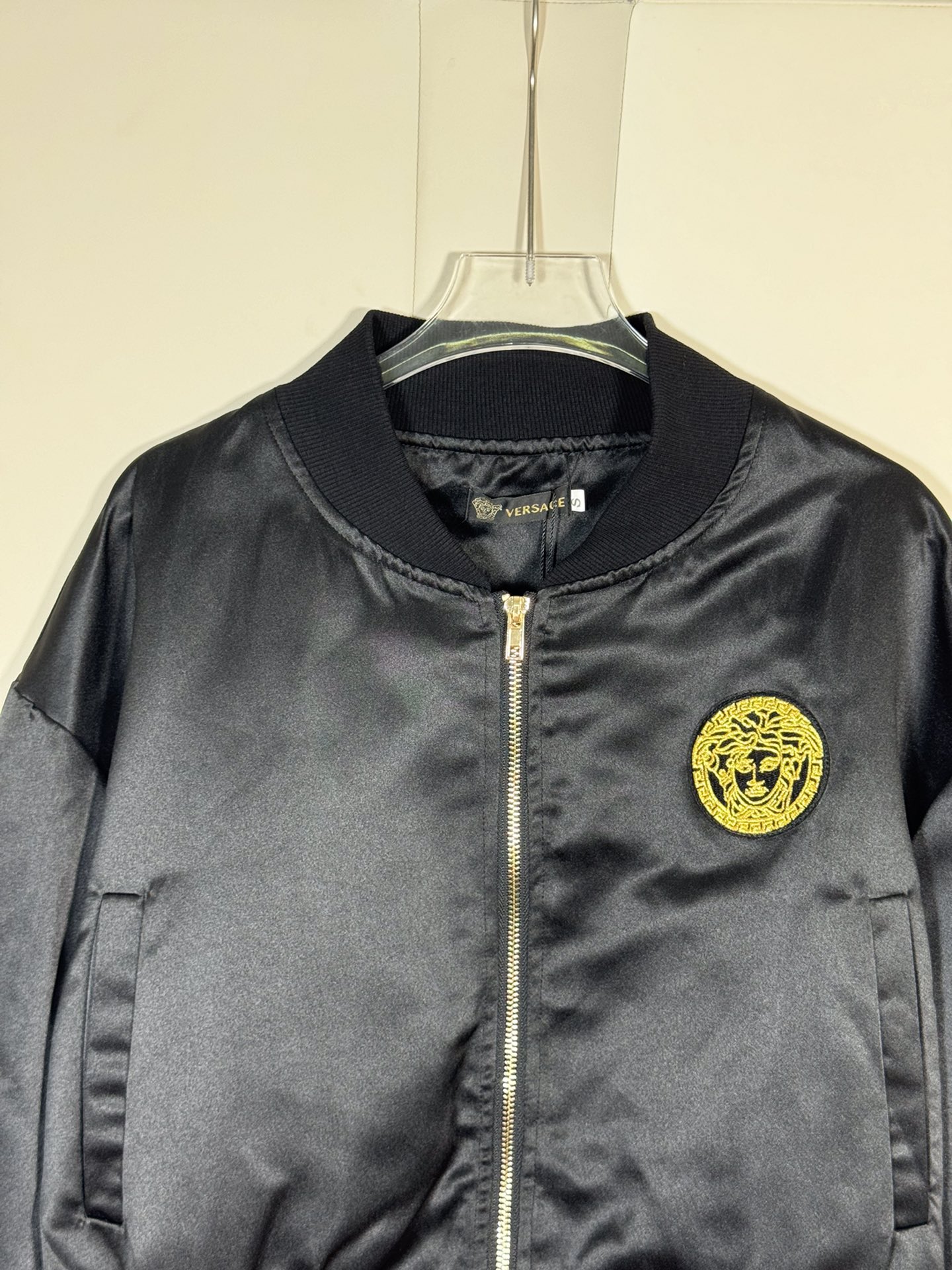 High Quality Women’s Versace/Franciferian Black Embroidered Clothes with Medusa Motif, Various Sizes. - 图片 3