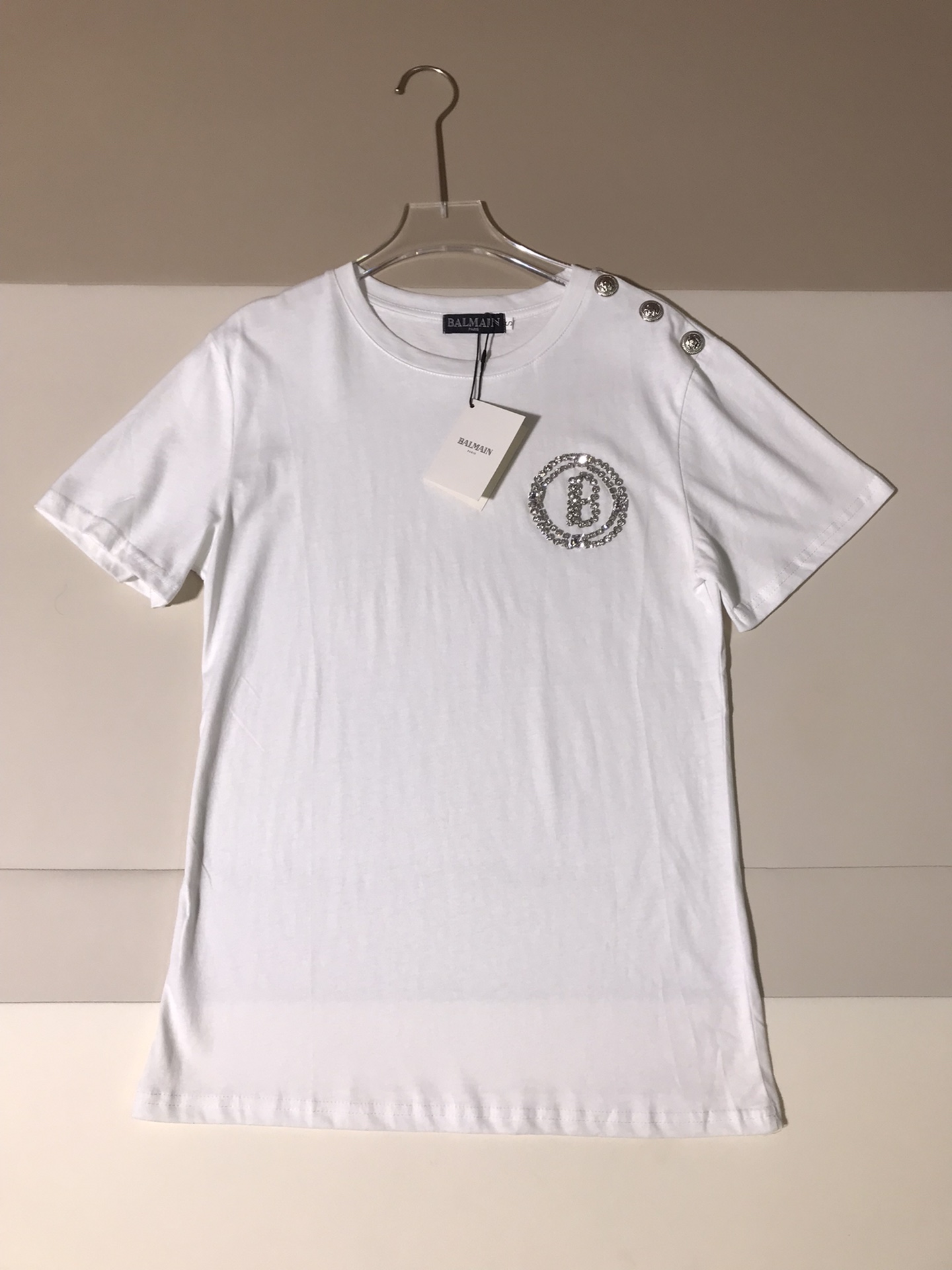 “High-Quality Women’s Clothes: Balmain New Zone T-Shirts with Unique Design” - 图片 1