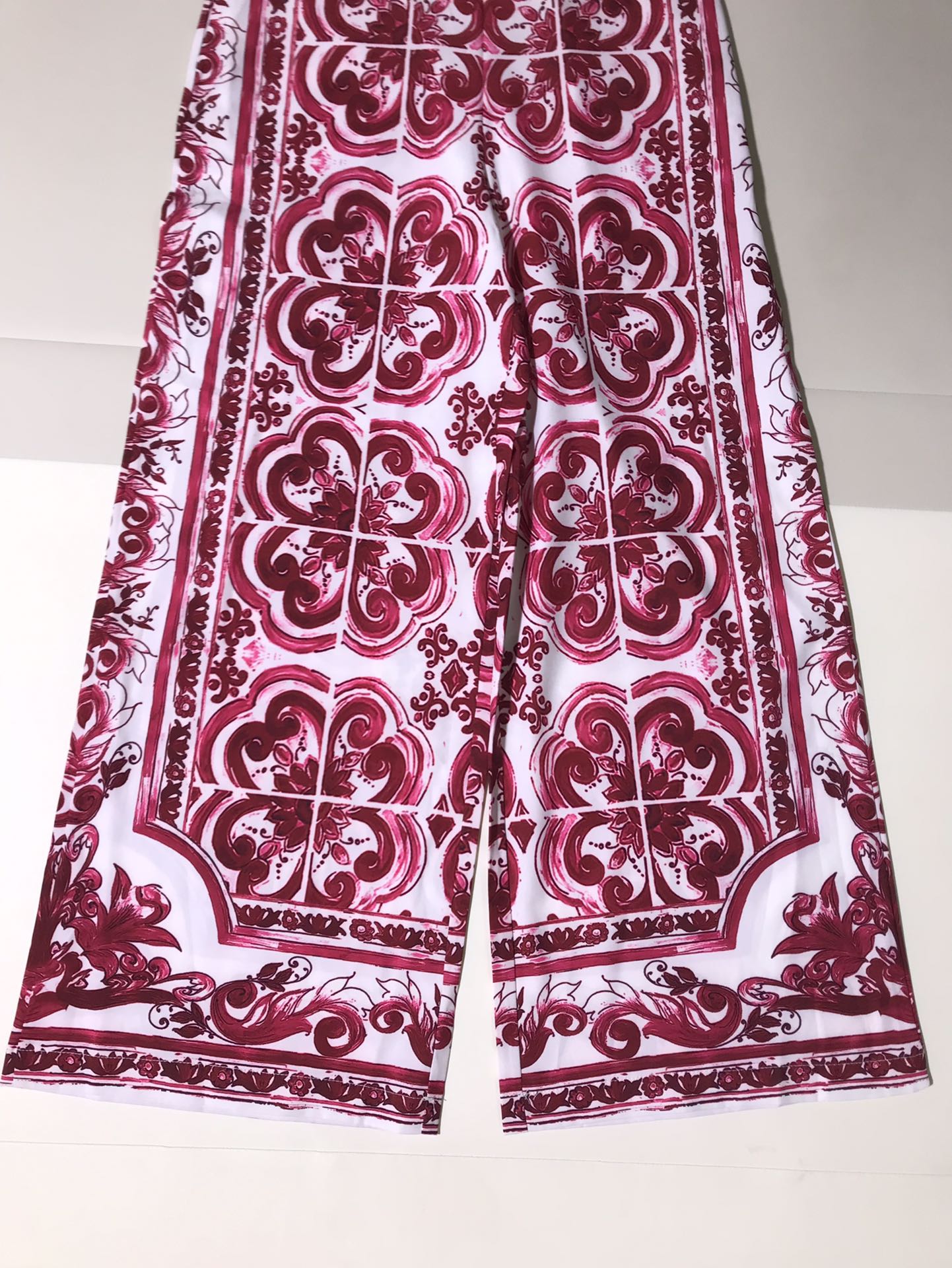 Luxury Women’s Clothing: D&G Red Velvet Wide Leg Pants in Various Sizes - 图片 4