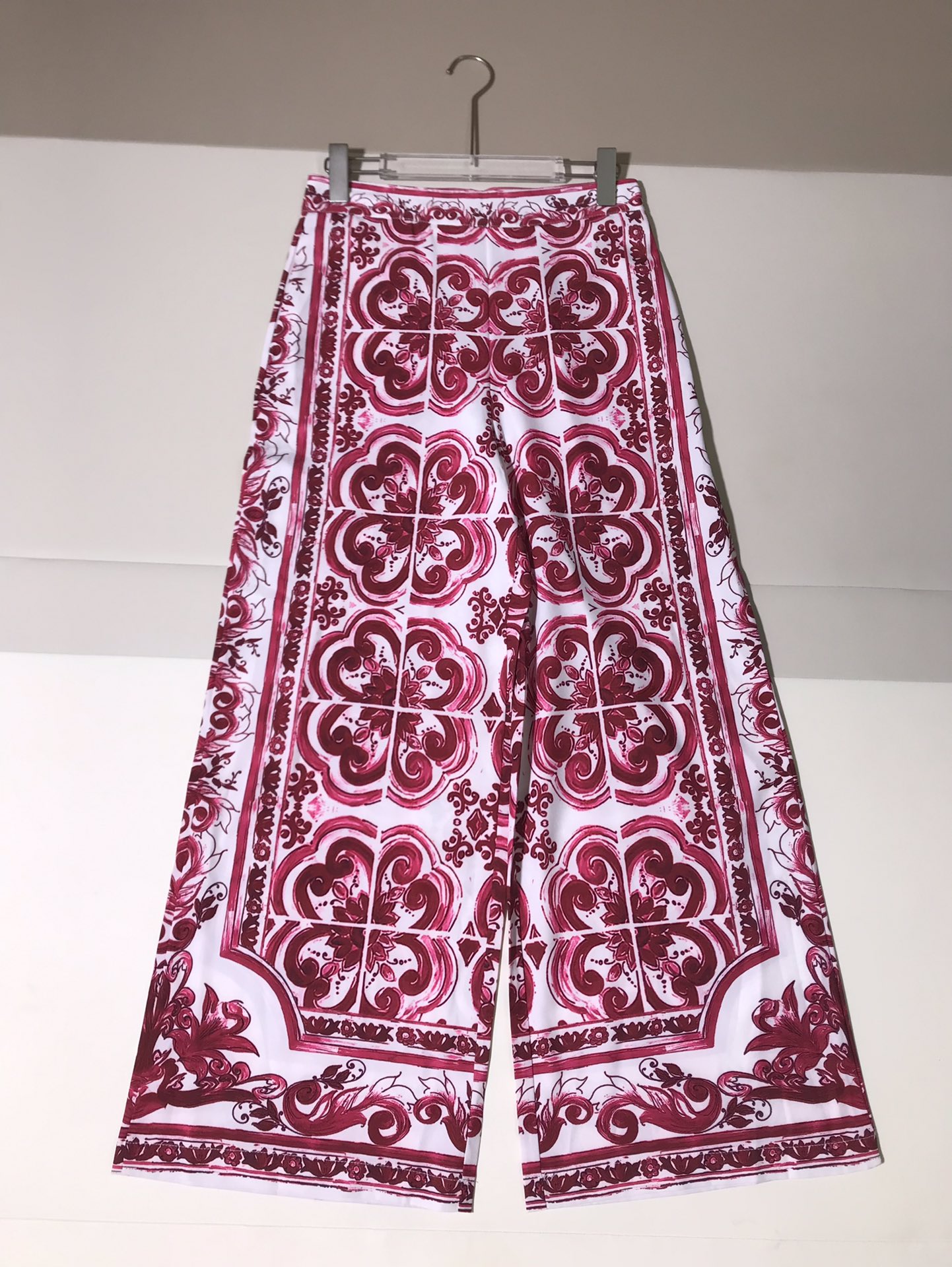 Luxury Women’s Clothing: D&G Red Velvet Wide Leg Pants in Various Sizes - 图片 1