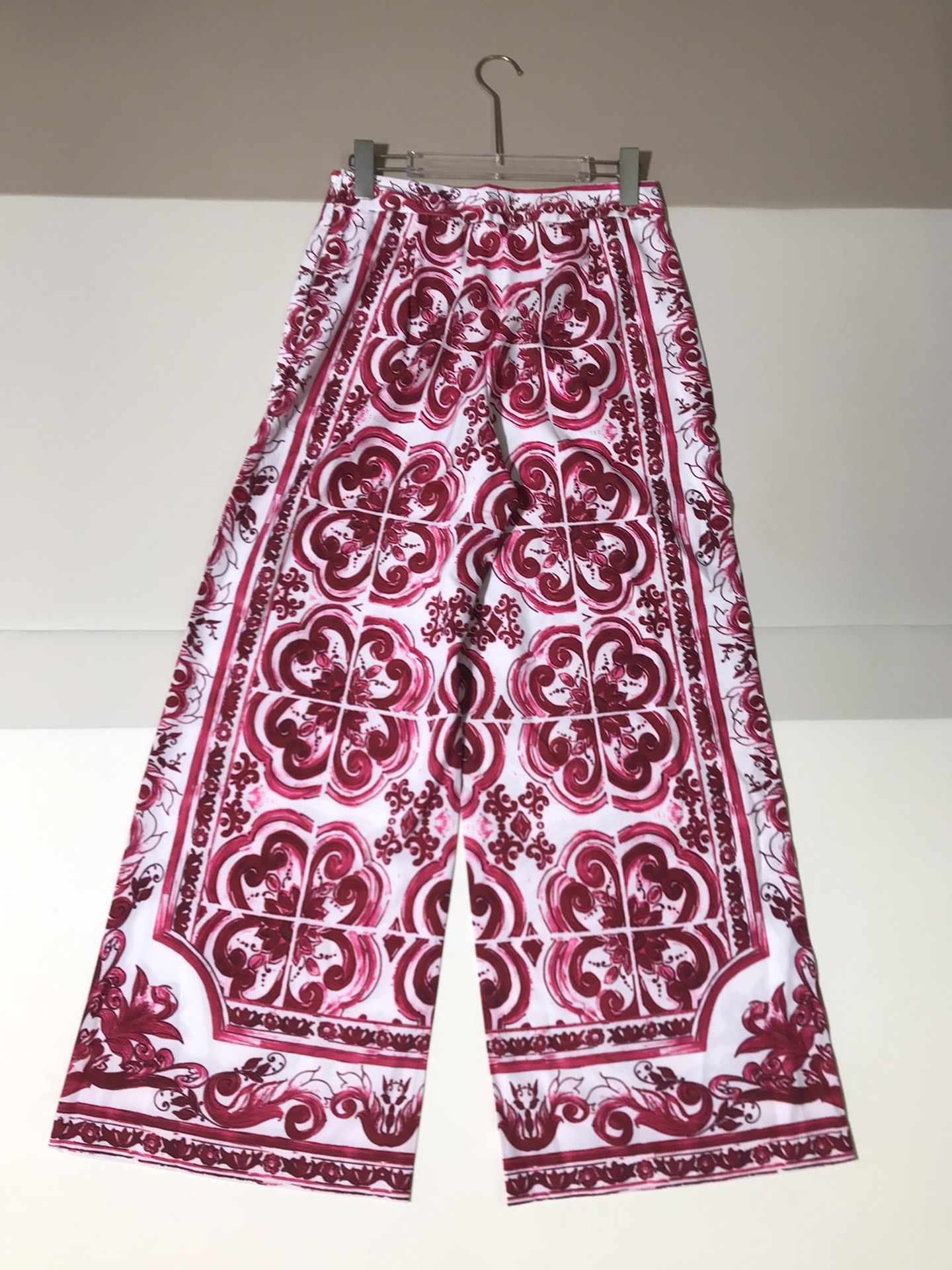 Luxury Women’s Clothing: D&G Red Velvet Wide Leg Pants in Various Sizes - 图片 2