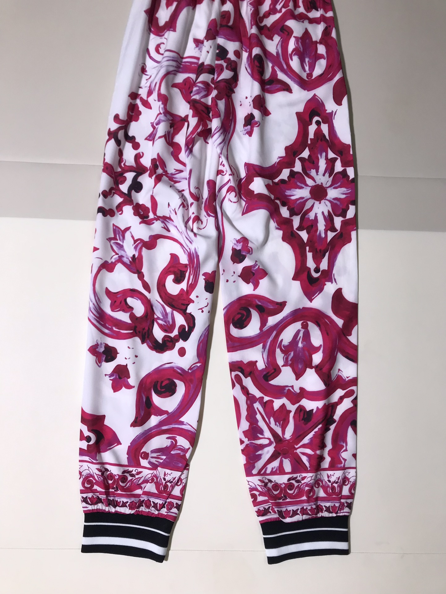 High-End Quality Women’s Clothing: Ms. D&G Red Cranberry Velvet Sports Pants - 图片 9