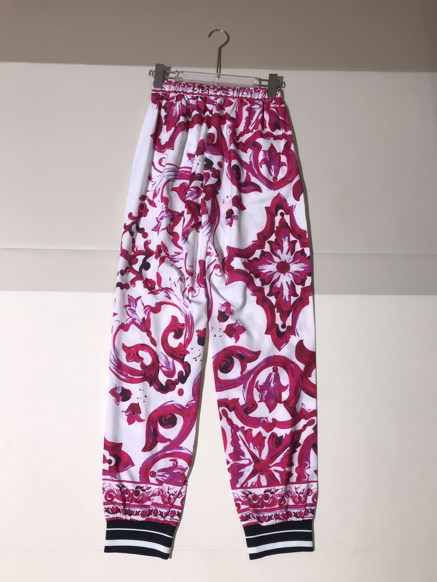 High-End Quality Women’s Clothing: Ms. D&G Red Cranberry Velvet Sports Pants - 图片 2