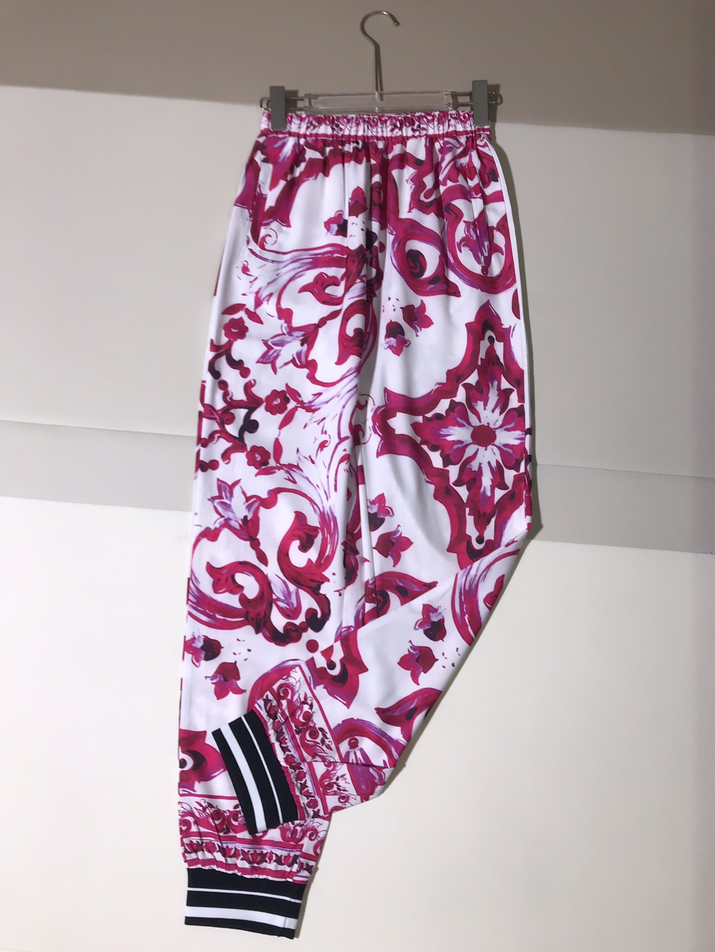 High-End Quality Women’s Clothing: Ms. D&G Red Cranberry Velvet Sports Pants - 图片 7