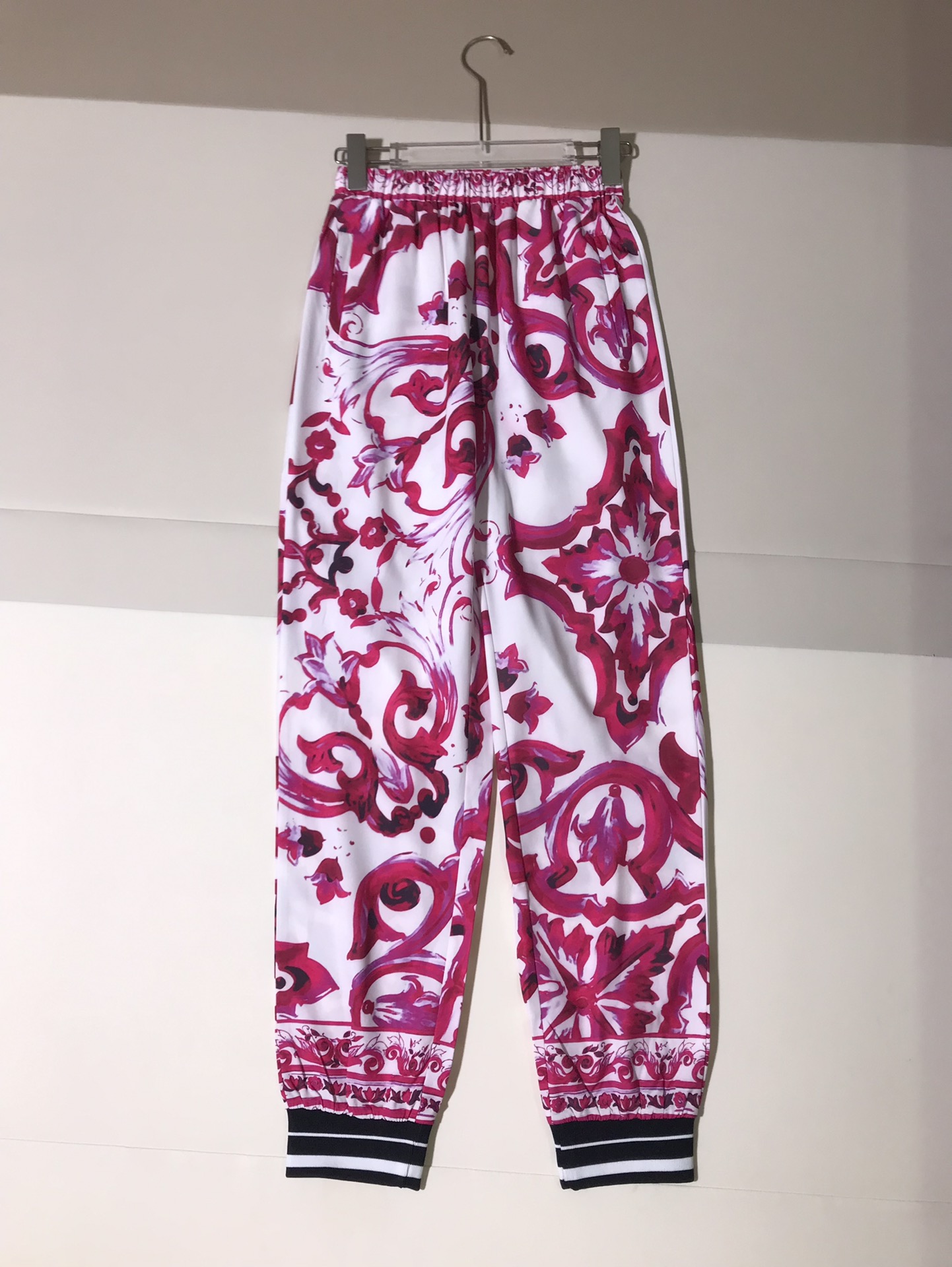 High-End Quality Women’s Clothing: Ms. D&G Red Cranberry Velvet Sports Pants - 图片 1