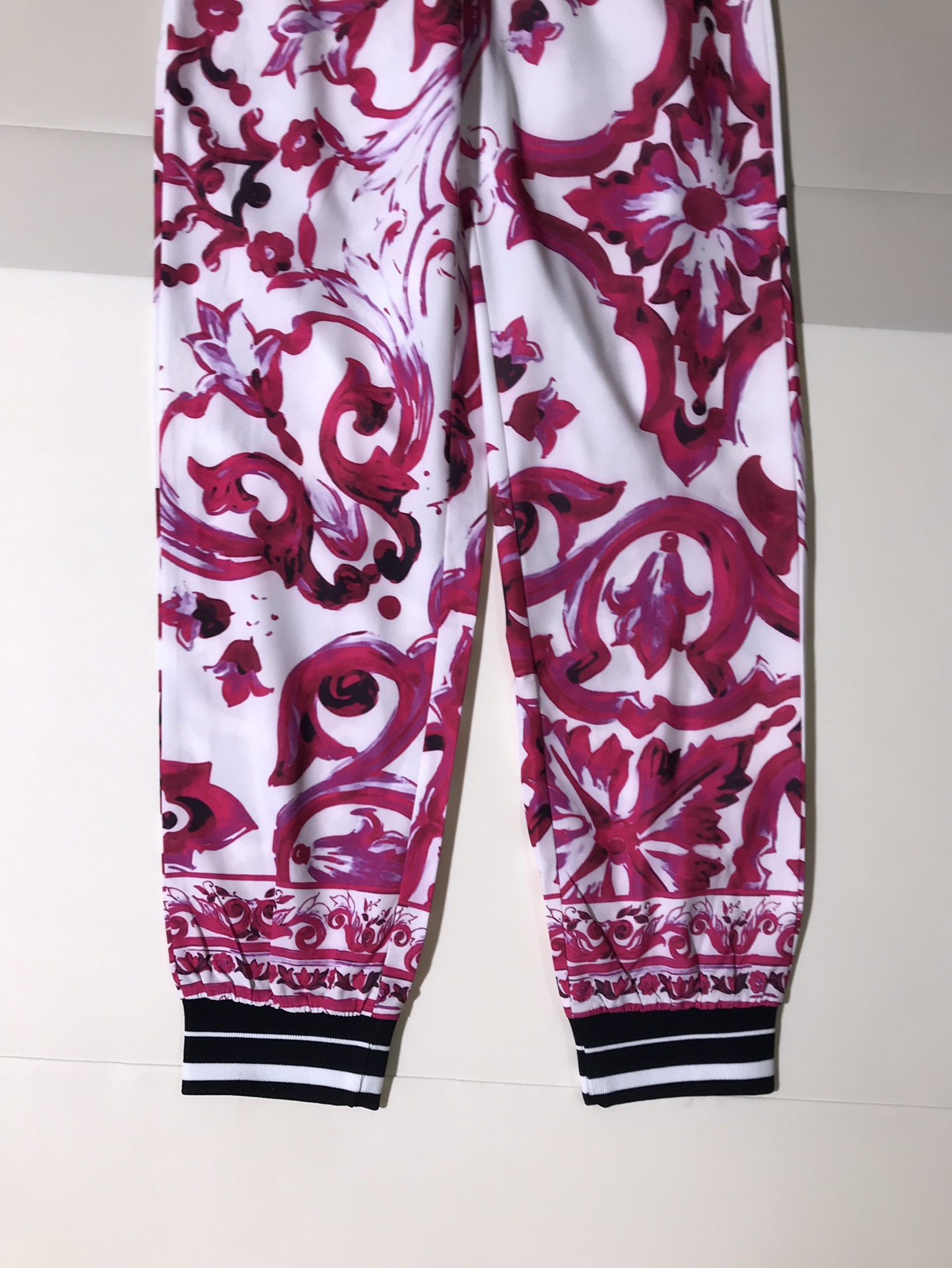 High-End Quality Women’s Clothing: Ms. D&G Red Cranberry Velvet Sports Pants - 图片 4